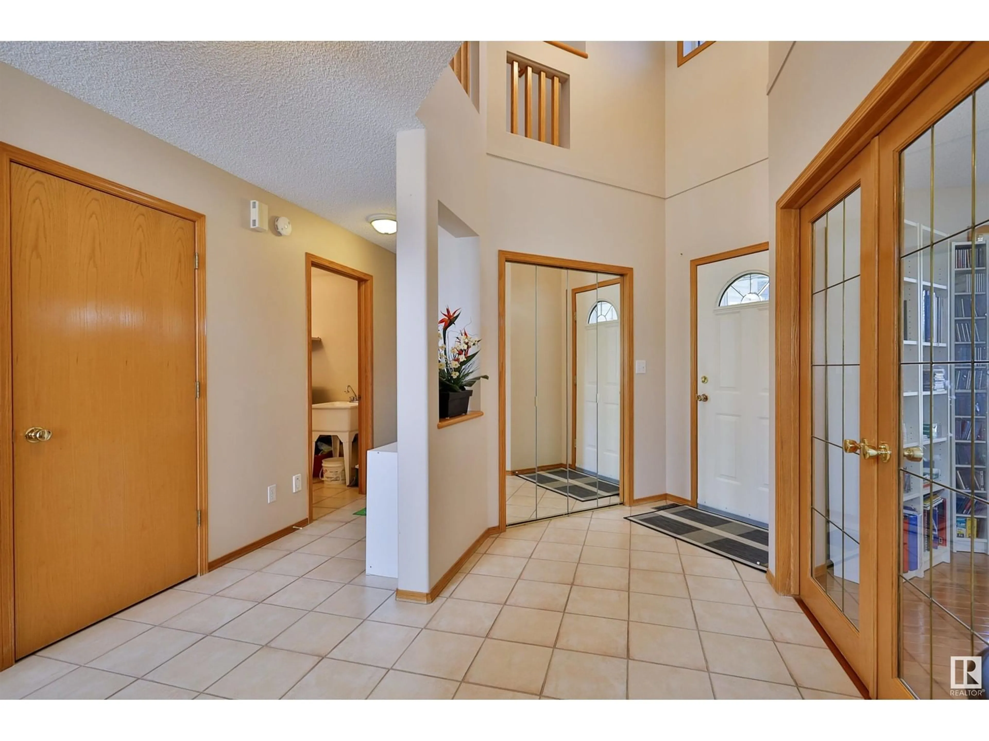 Indoor foyer for 125 DECHENE RD NW, Edmonton Alberta T6M2N1
