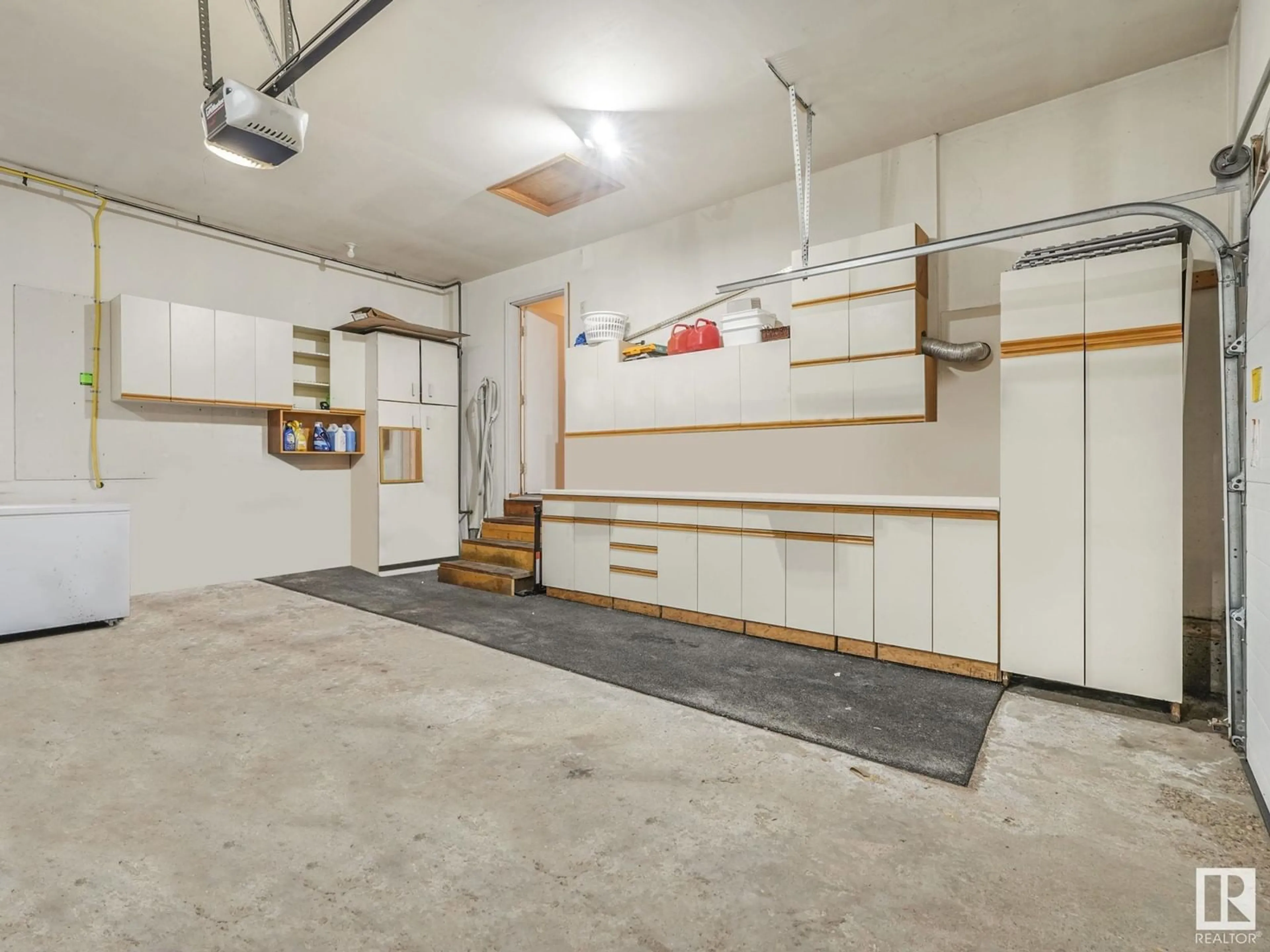 Indoor garage for 843 WANYANDI RD, Edmonton Alberta T5T2X3
