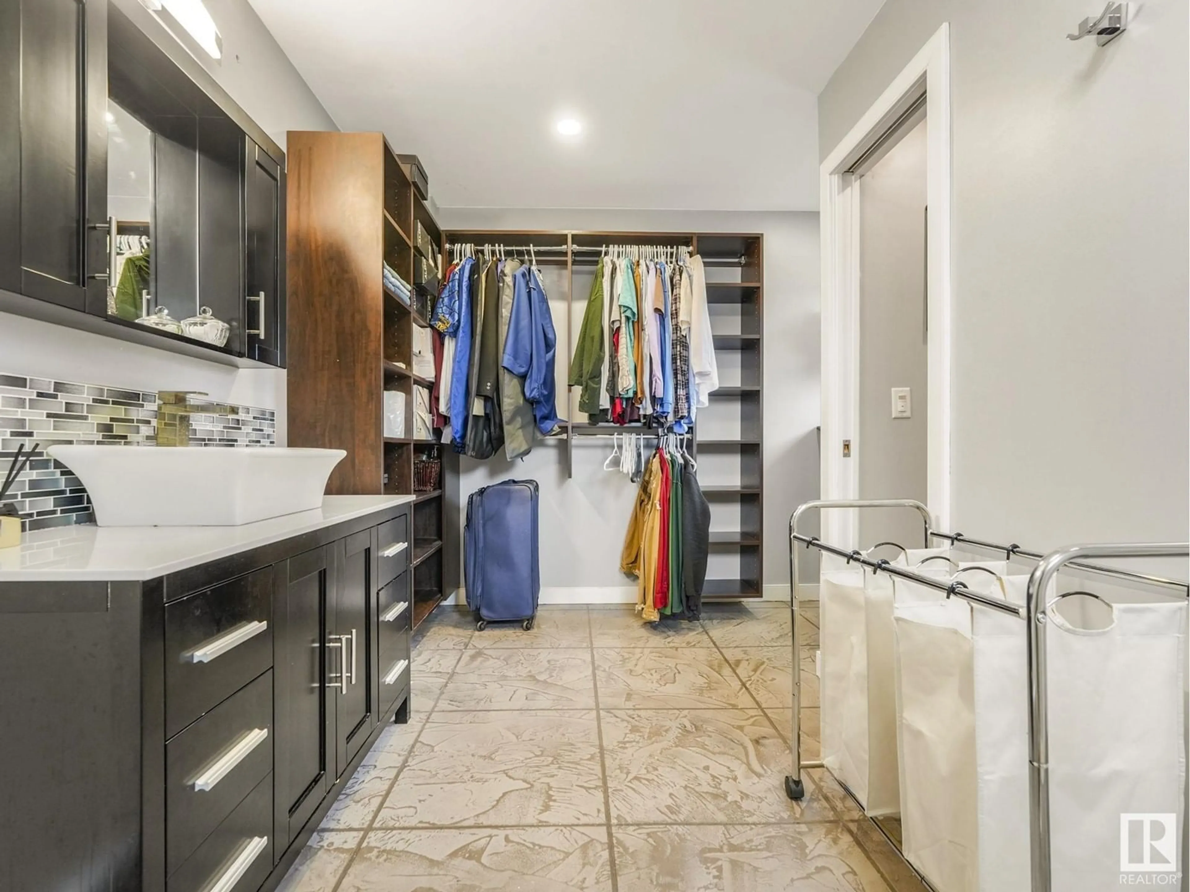 Laundry room for 843 WANYANDI RD, Edmonton Alberta T5T2X3