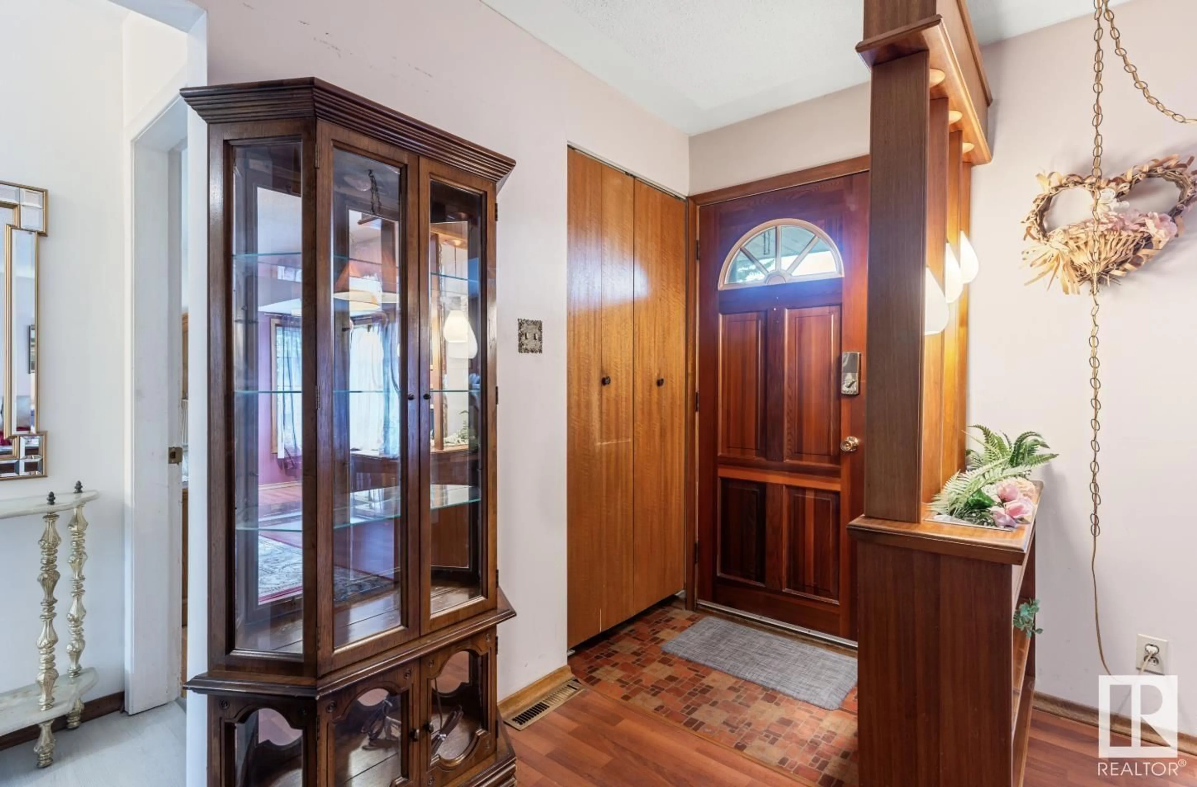Indoor foyer for 7803 130 AVENUE AVENUE, Edmonton Alberta T5C1Y4