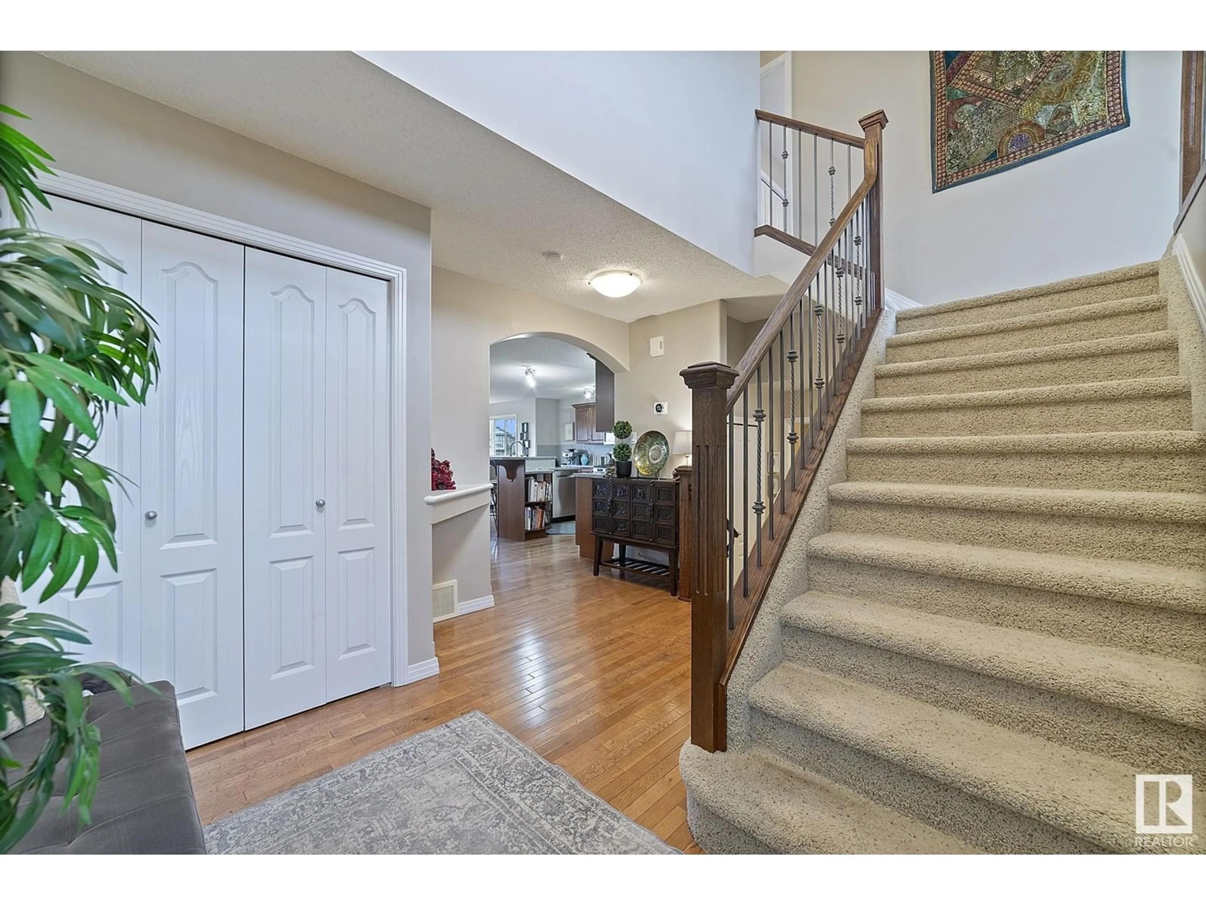 Indoor entryway for 8214 6 AV SW, Edmonton Alberta T6X1L6
