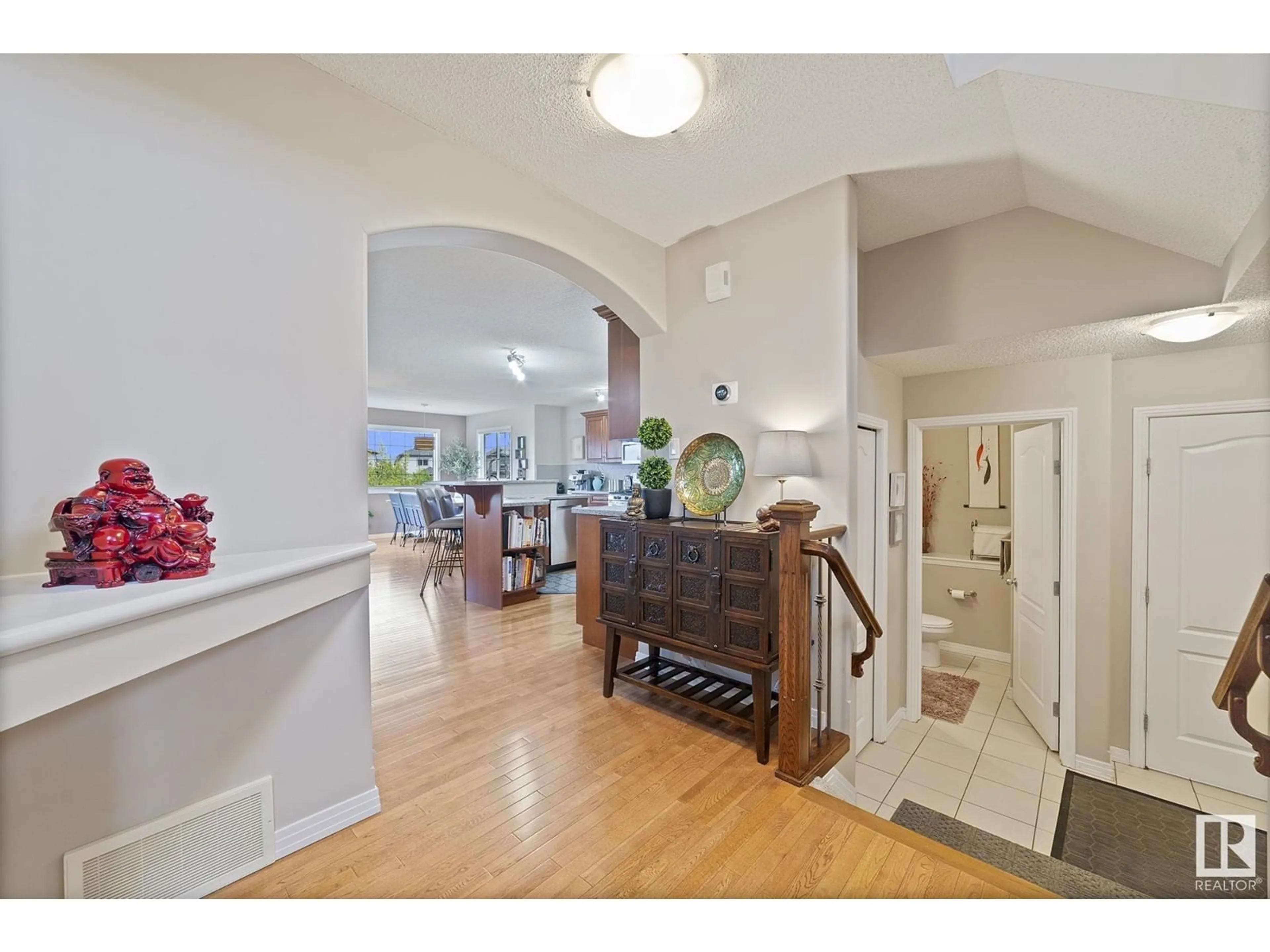 Indoor entryway for 8214 6 AV SW, Edmonton Alberta T6X1L6