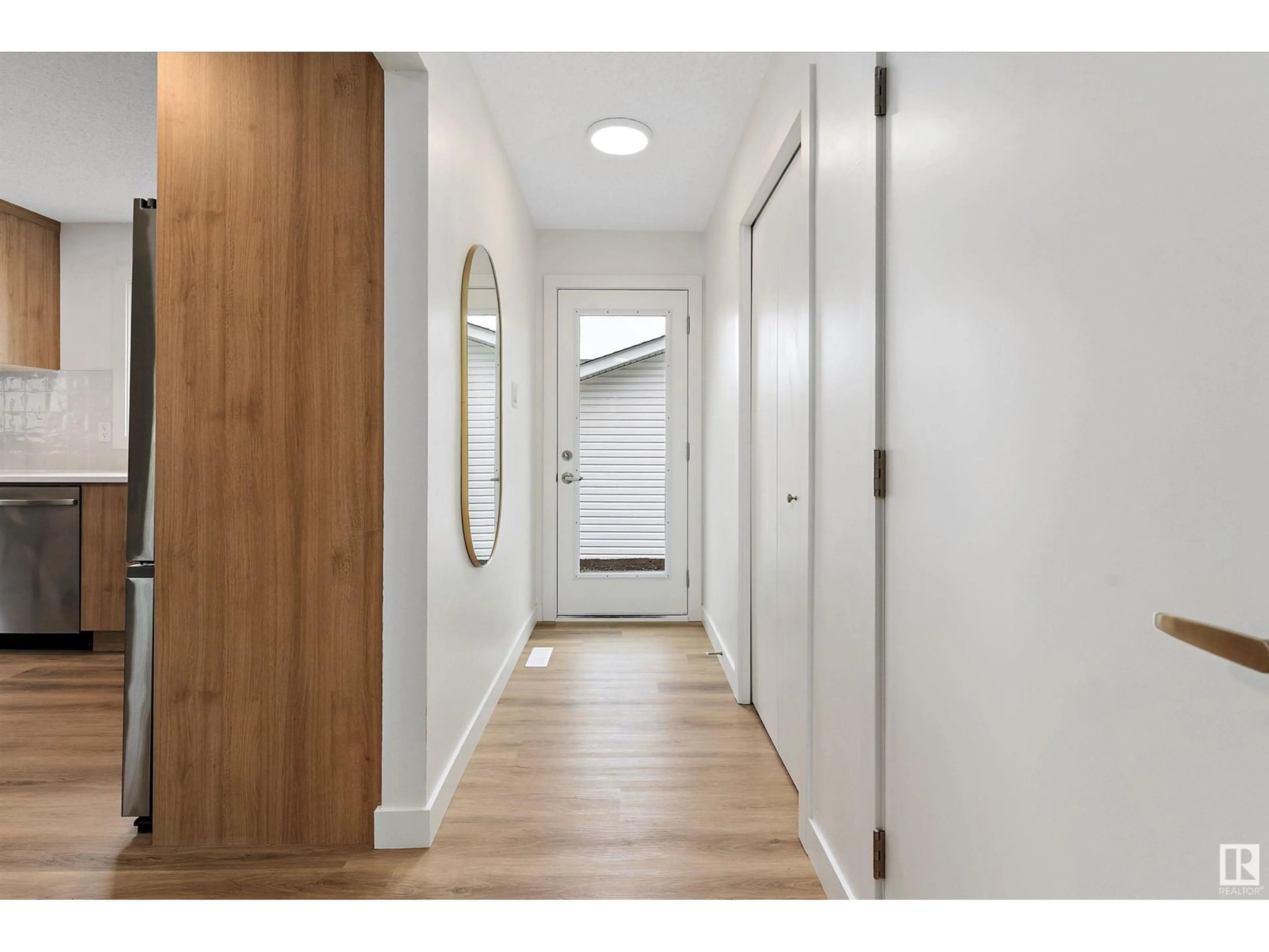 Indoor entryway for 17133 100 ST, Edmonton Alberta T5X3R6