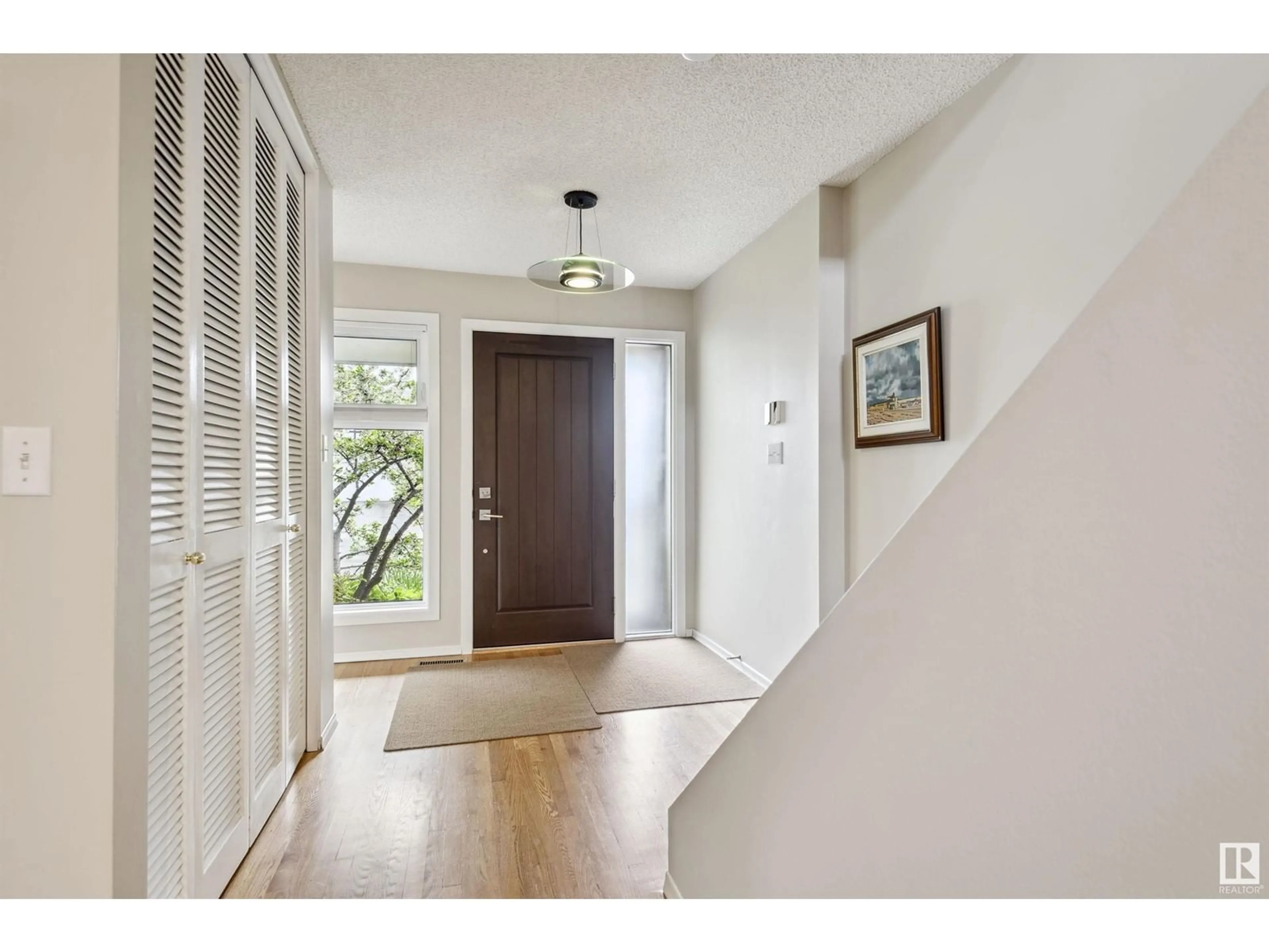 Indoor entryway for 4215 121 ST, Edmonton Alberta T6J1Y6