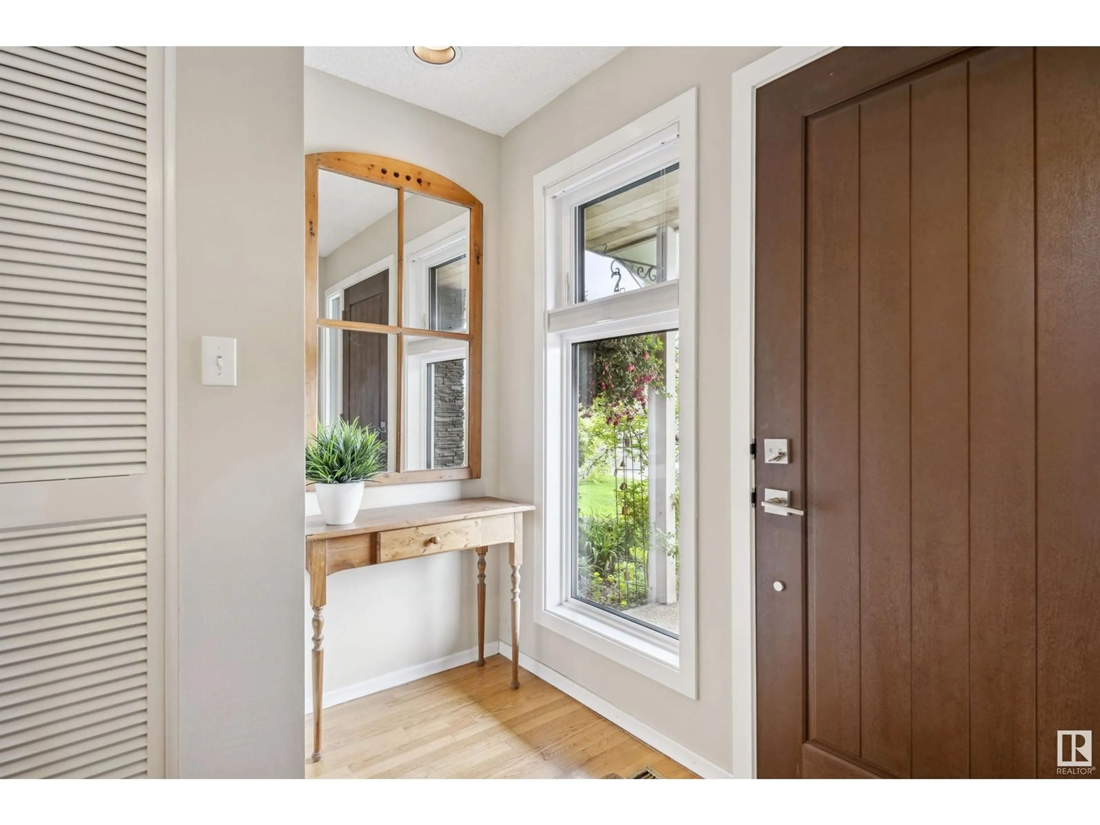 Indoor entryway for 4215 121 ST, Edmonton Alberta T6J1Y6