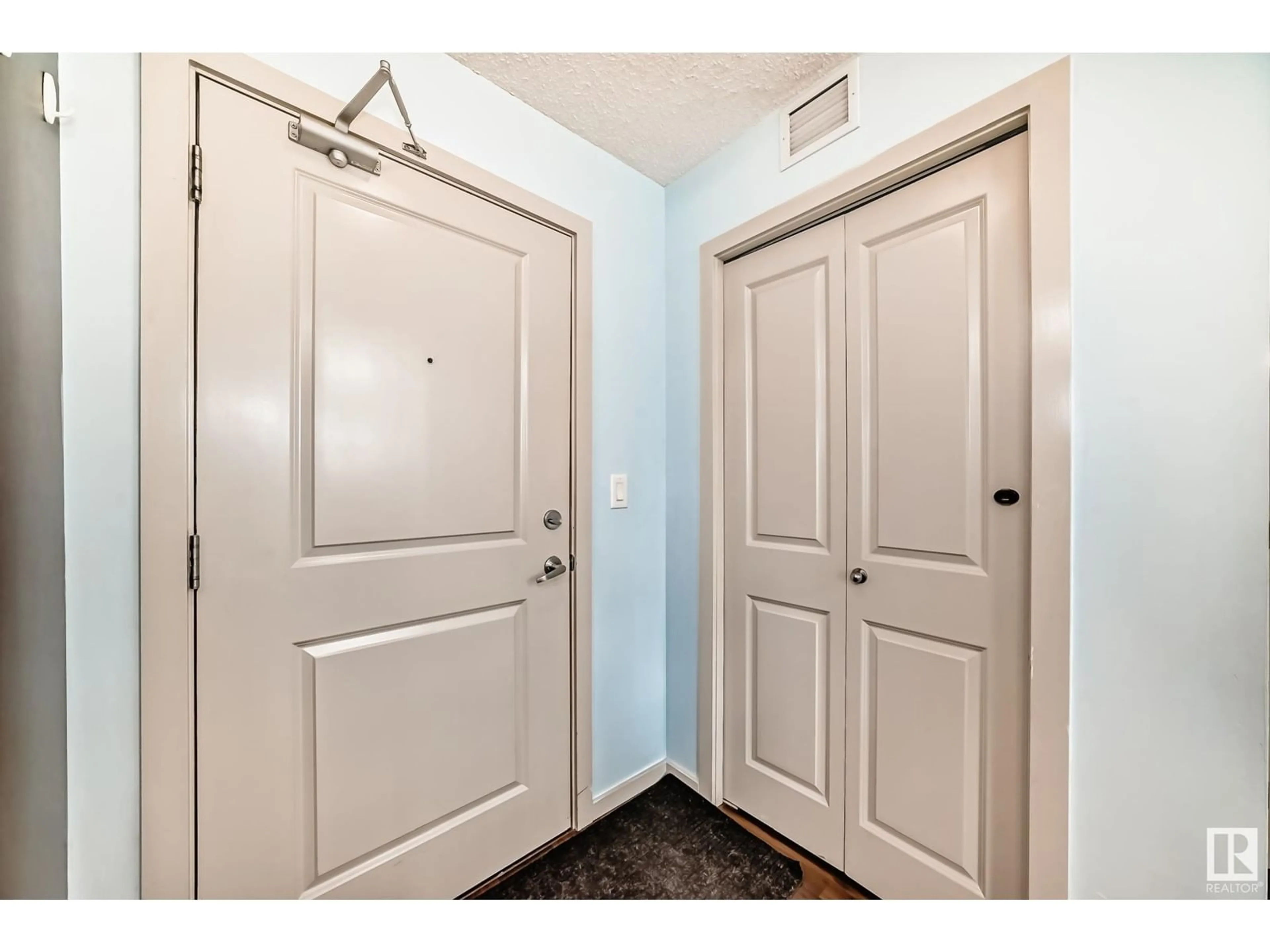 Indoor entryway for #122 - 5515 7 AV, Edmonton Alberta T6X2A8