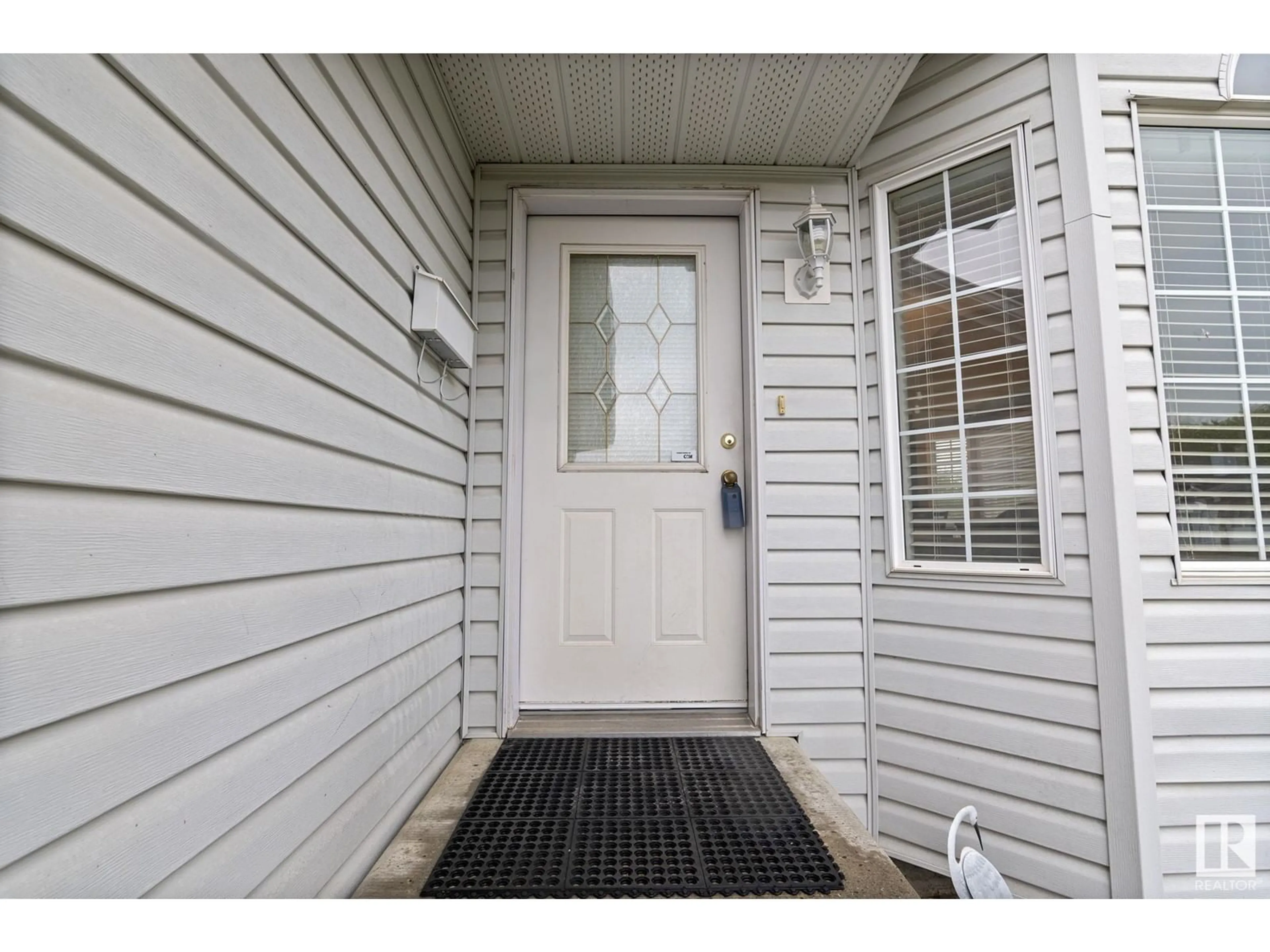 Indoor entryway for 11306 173 AV, Edmonton Alberta T5X5Y4
