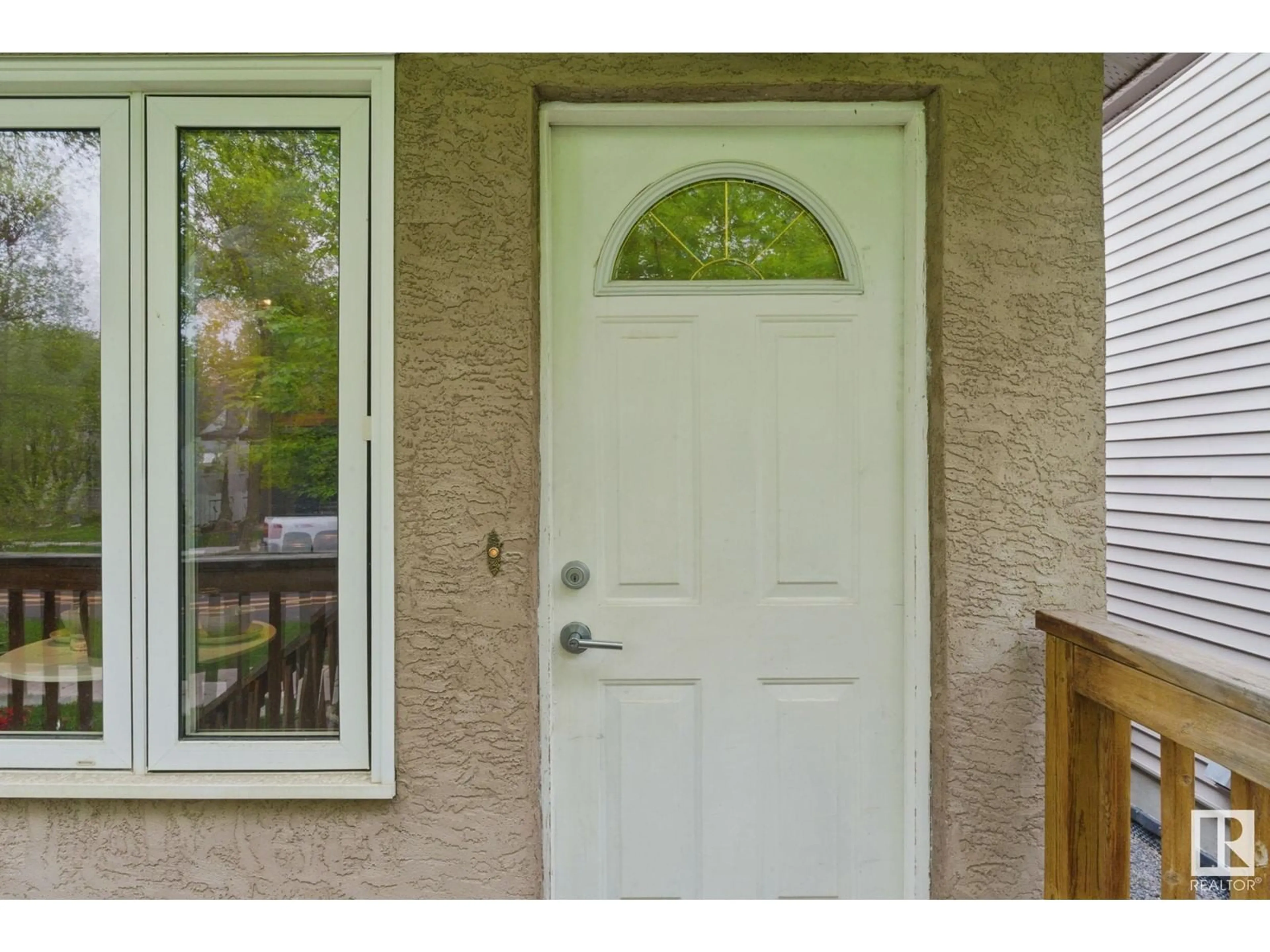 Indoor entryway for 10942 80 AV, Edmonton Alberta T6G0R1