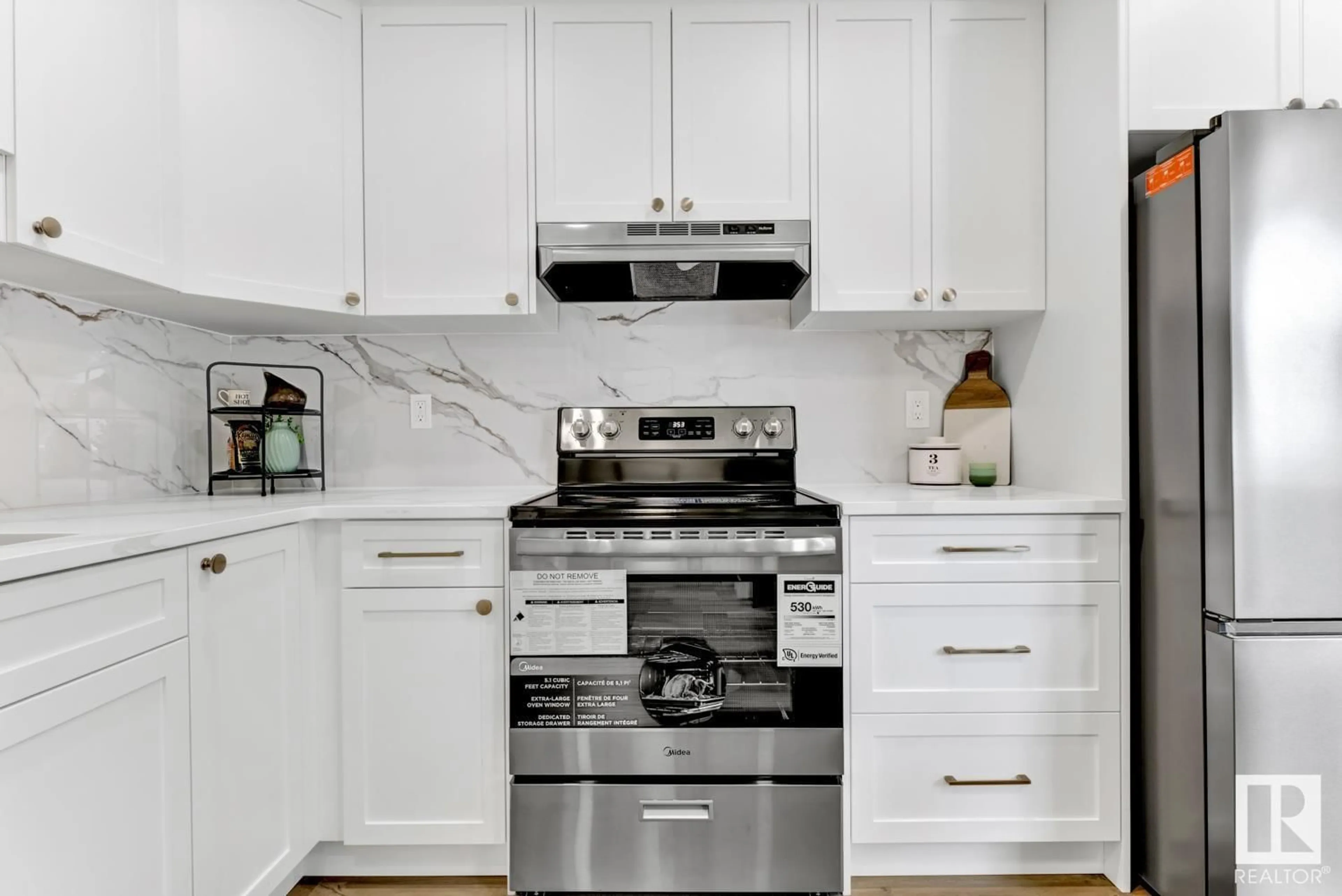 Contemporary kitchen, unknown for 6109 38 AV, Edmonton Alberta T6L3Z5