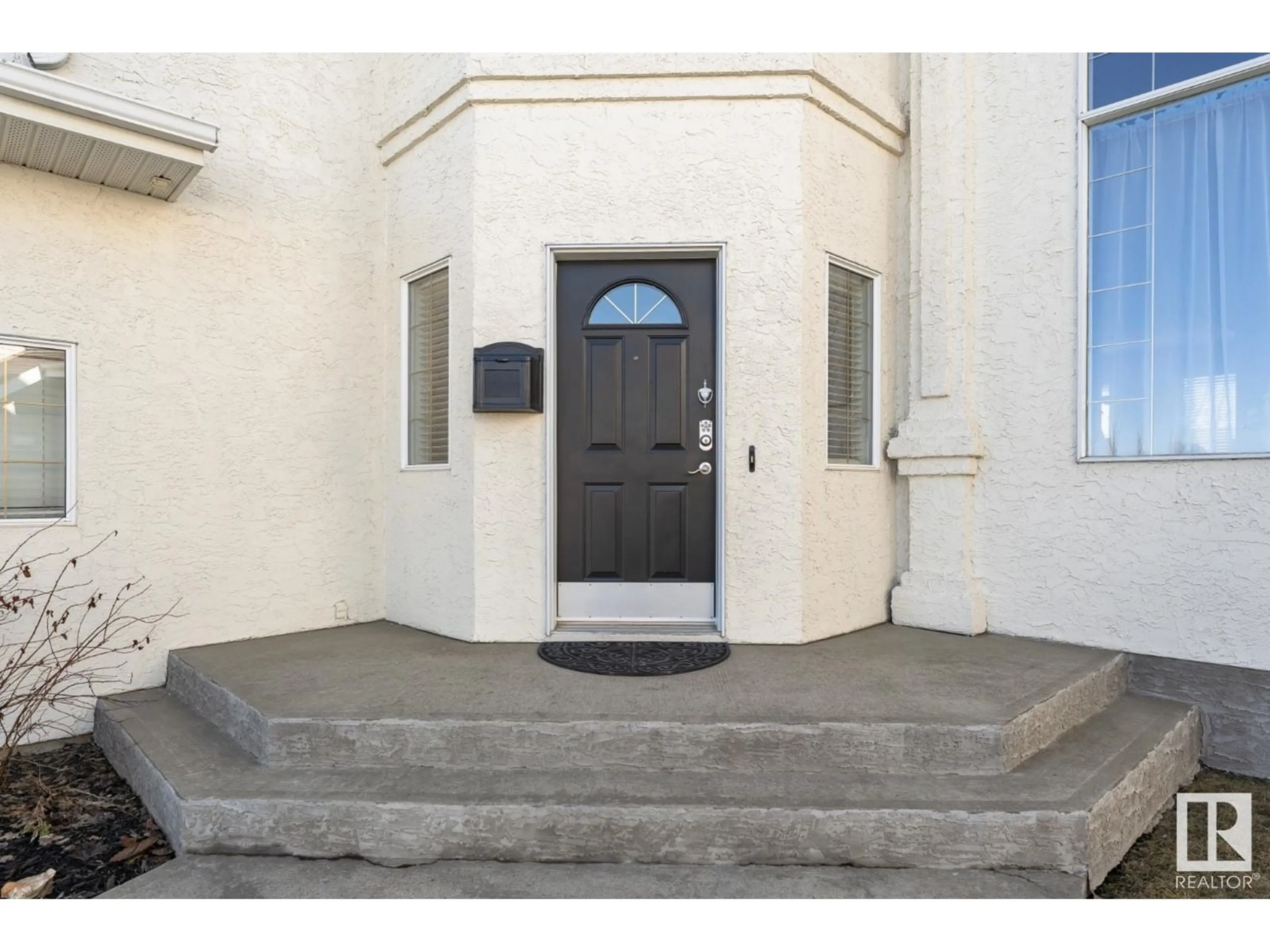 Indoor entryway for 12927 HUDSON WY, Edmonton Alberta T6V1M4