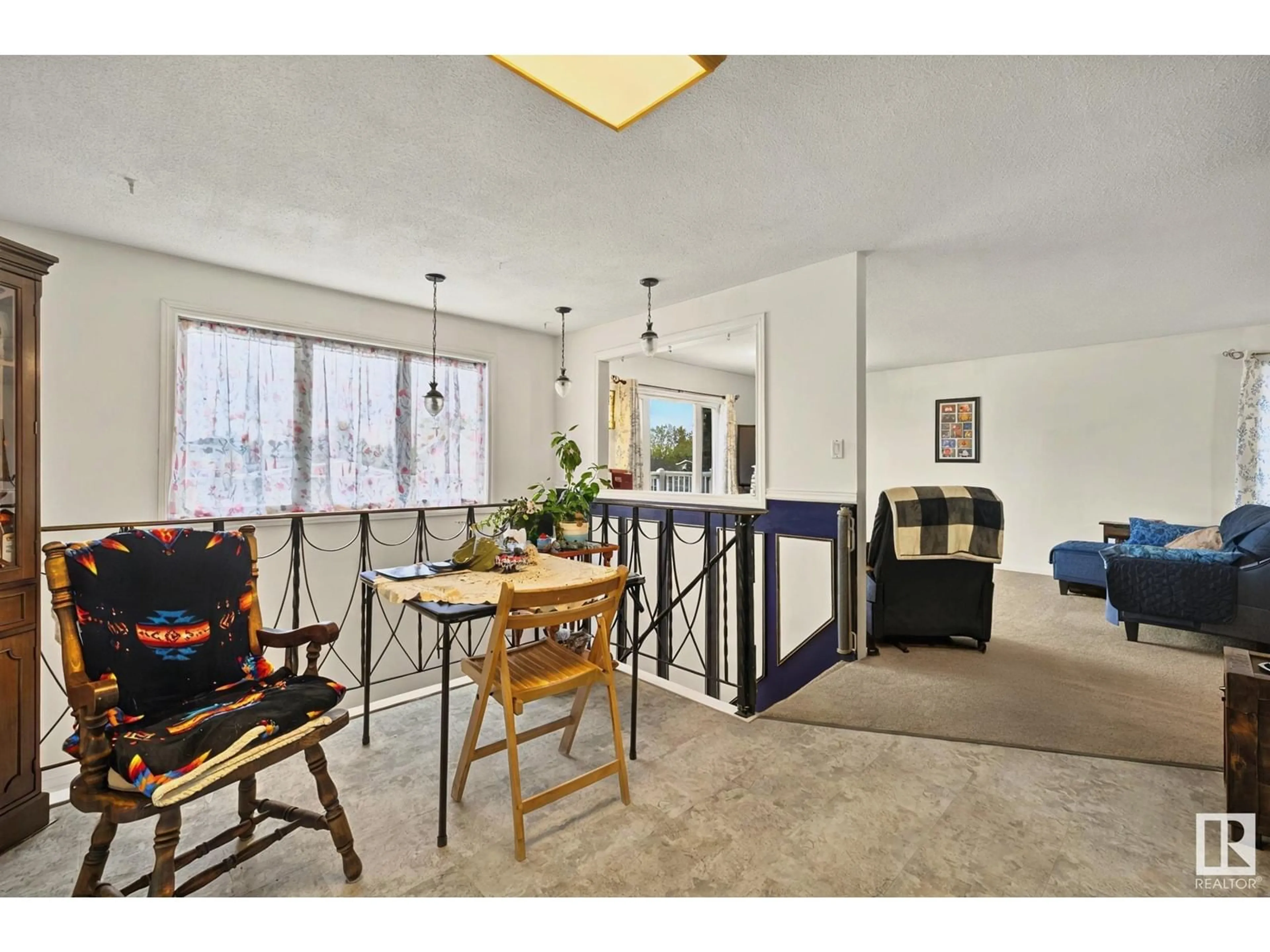 Unknown for 10420 32 AV, Edmonton Alberta T6J4E8