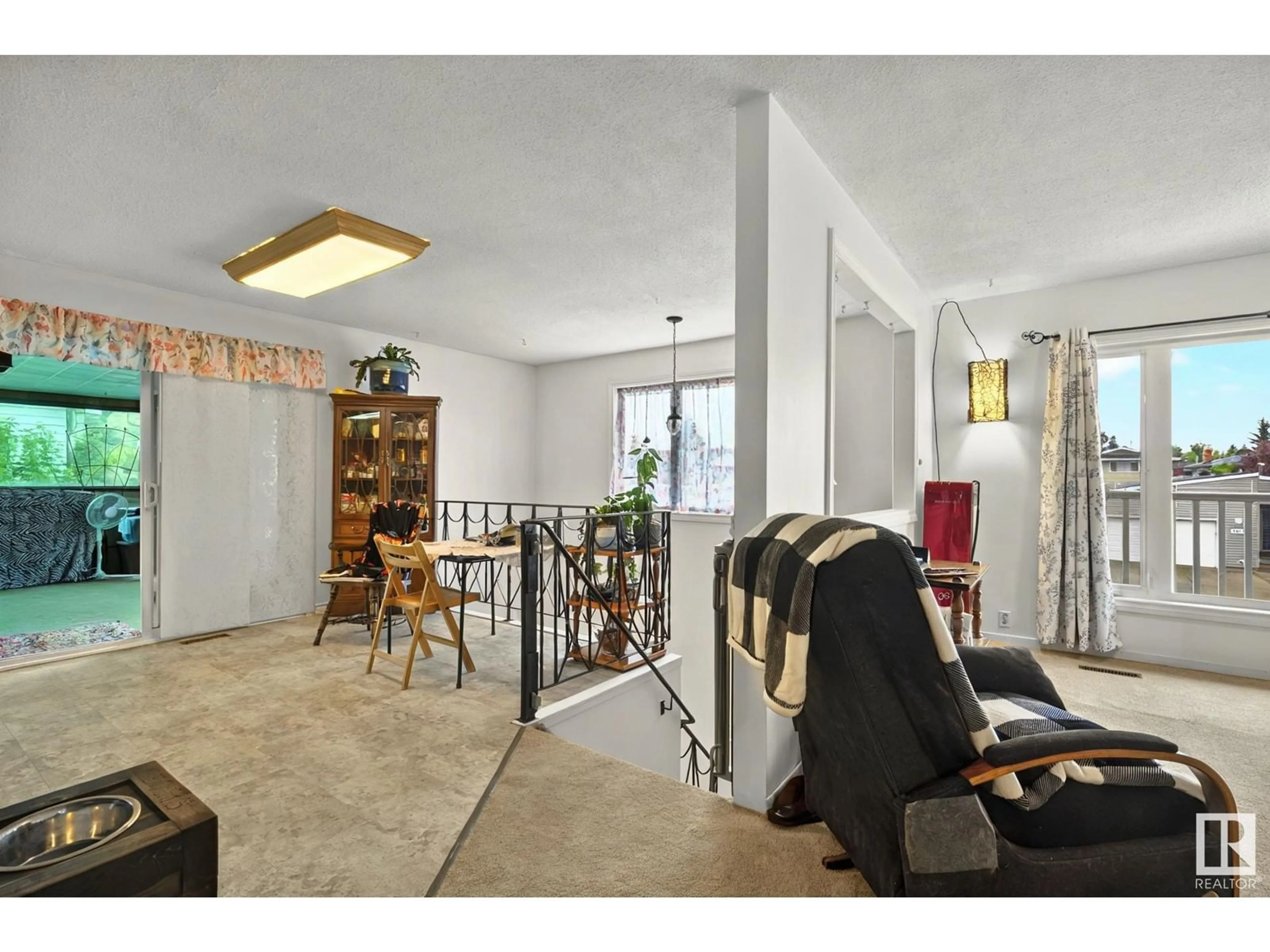 Unknown for 10420 32 AV, Edmonton Alberta T6J4E8