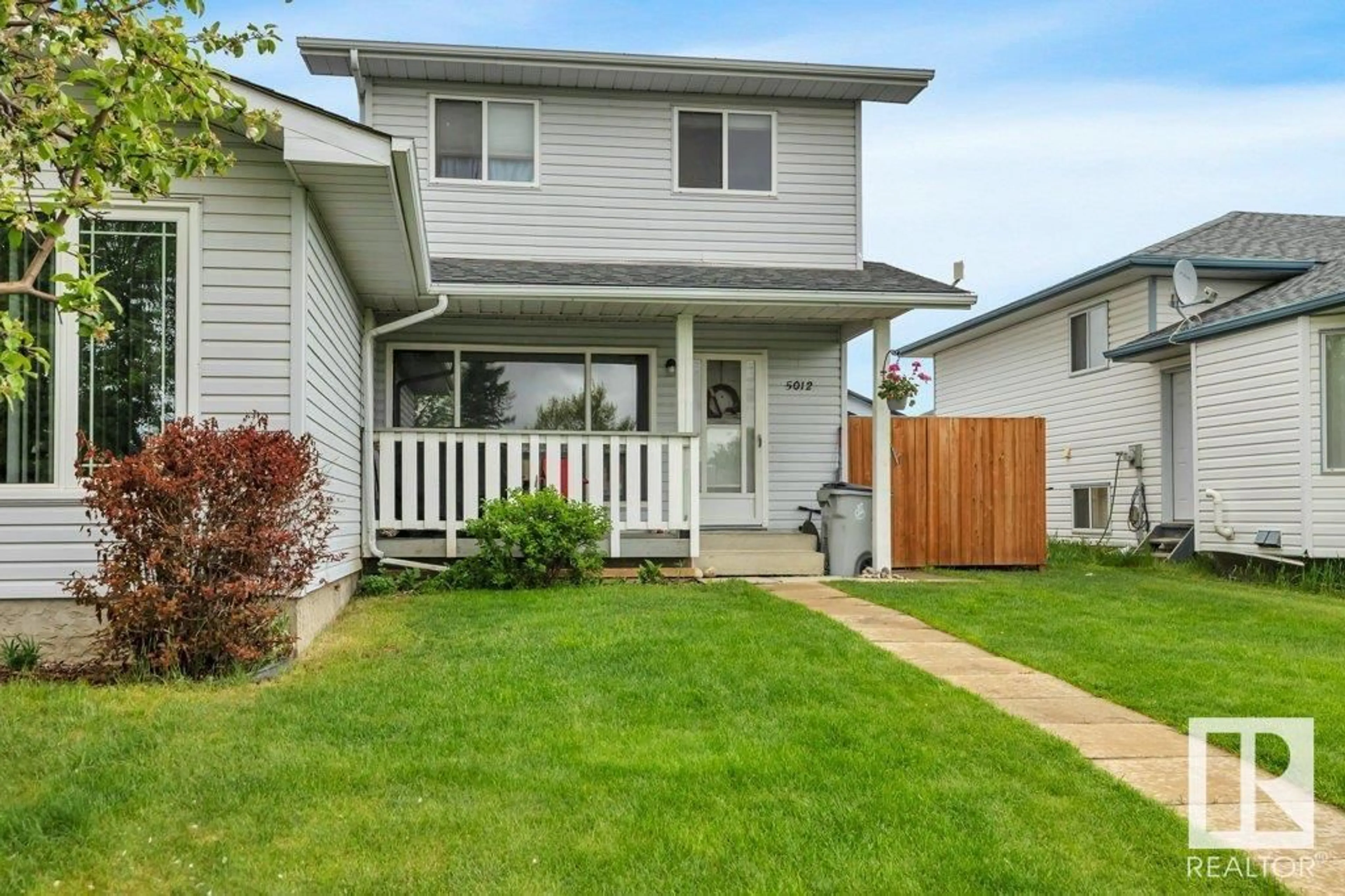 Home with vinyl exterior material, street for 5012 52 AV, Calmar Alberta T0C0V0
