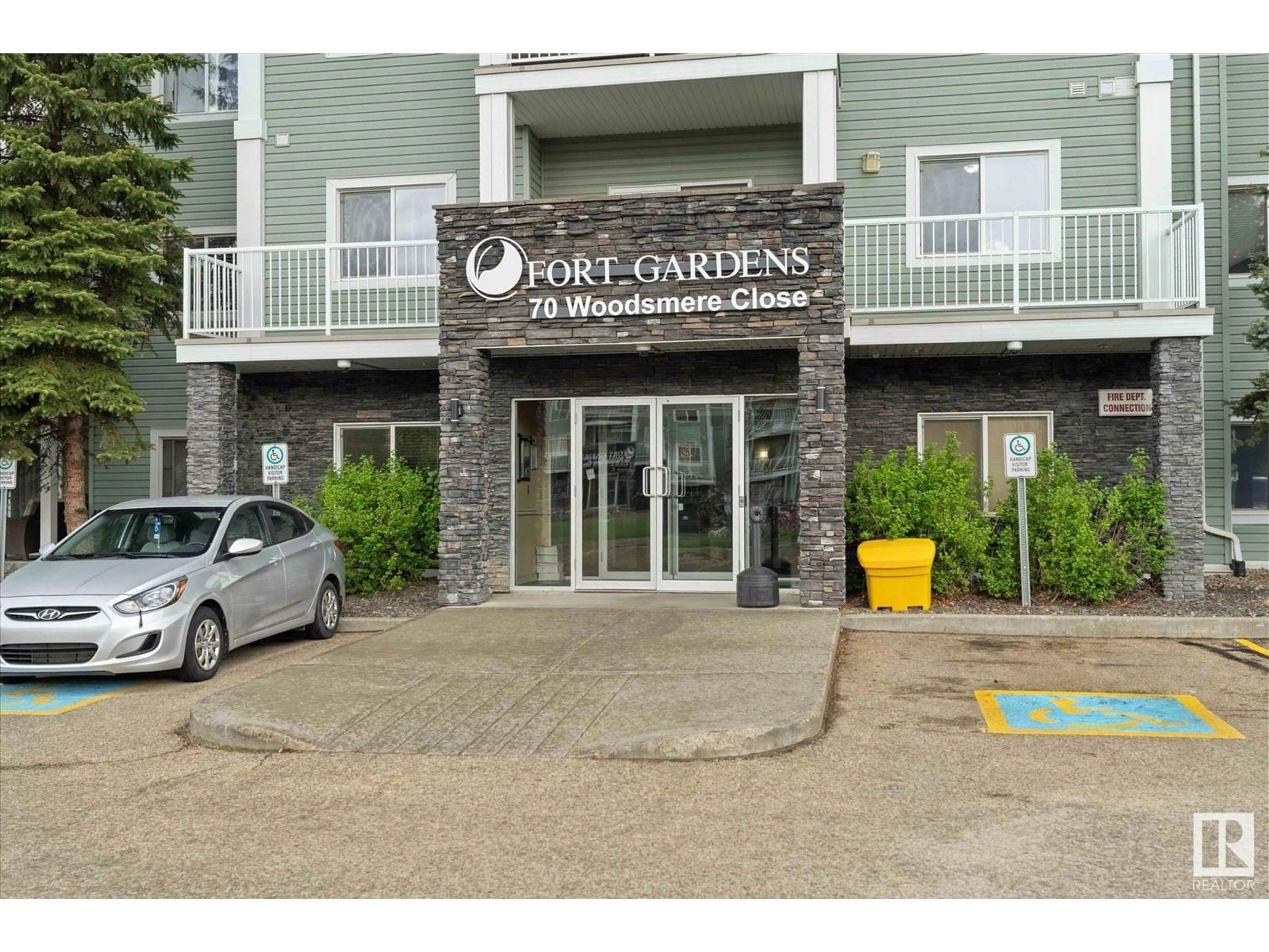 Indoor foyer for 70 - 125 WOODSMERE, Fort Saskatchewan Alberta T8L4R8