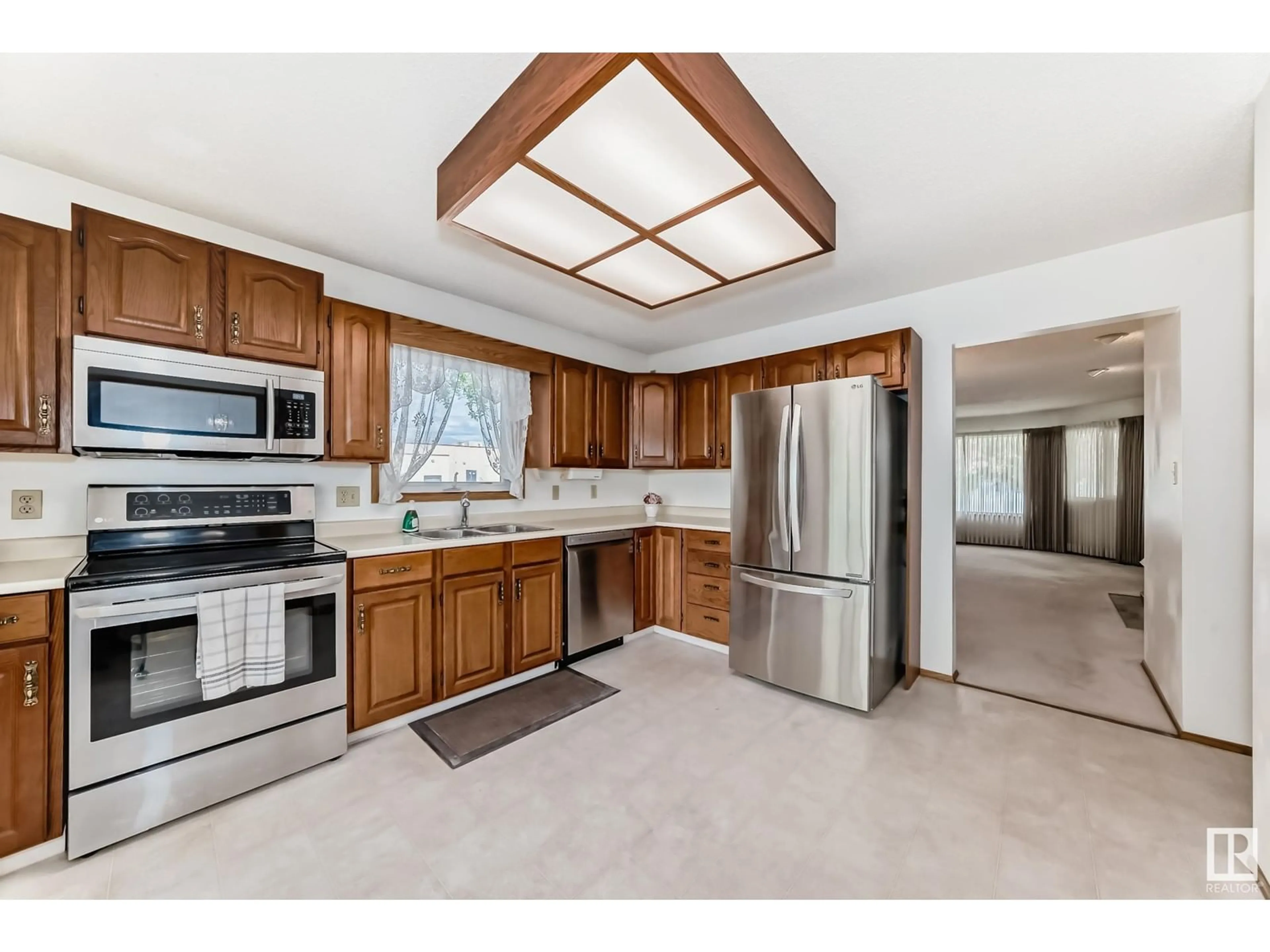 Open concept kitchen, ceramic/tile floor for #15 - 20 GEORGIAN WY, Sherwood Park Alberta T8A5A2