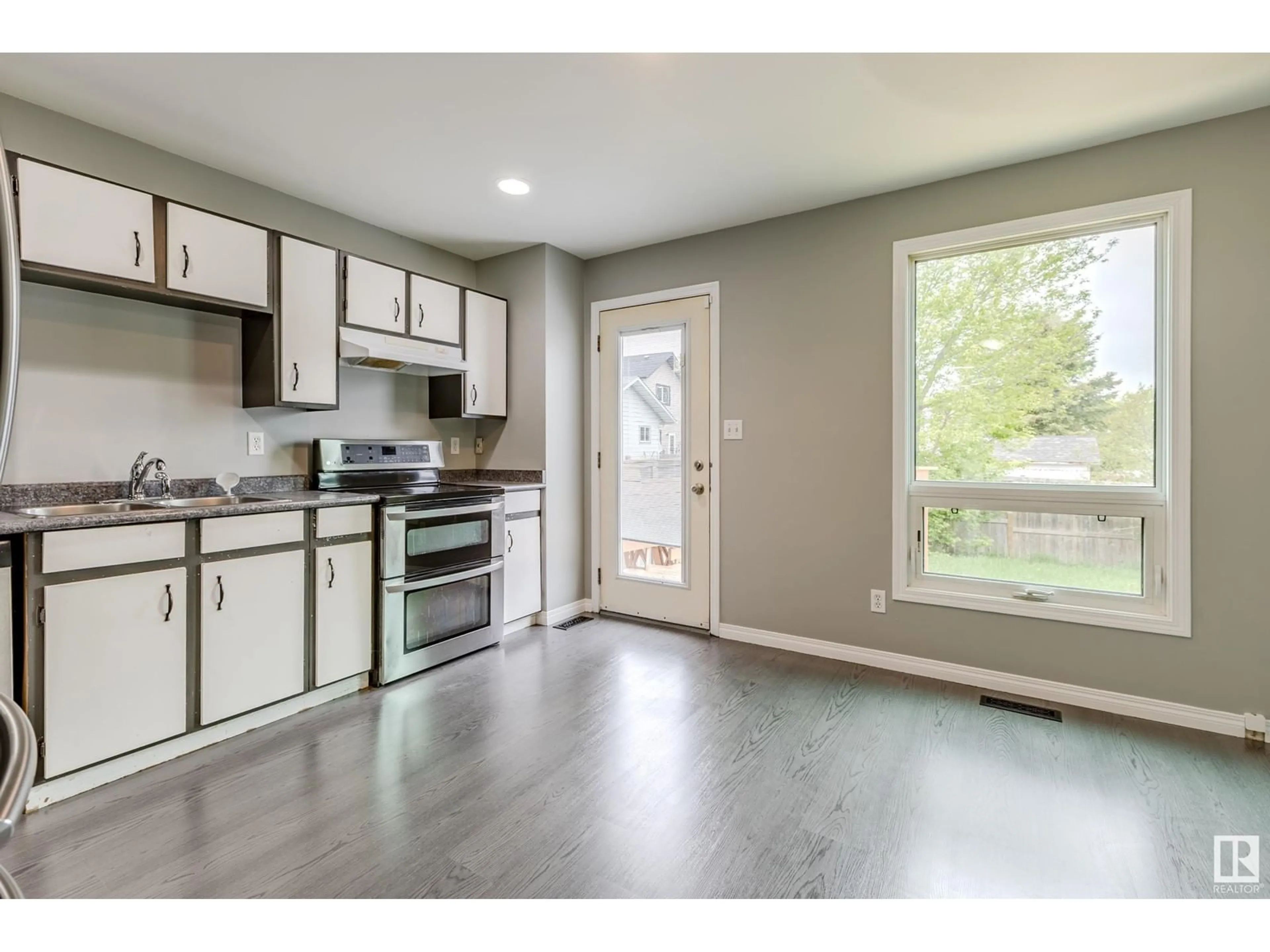 Open concept kitchen, unknown for 9808 107 ST, Morinville Alberta T8R1E5