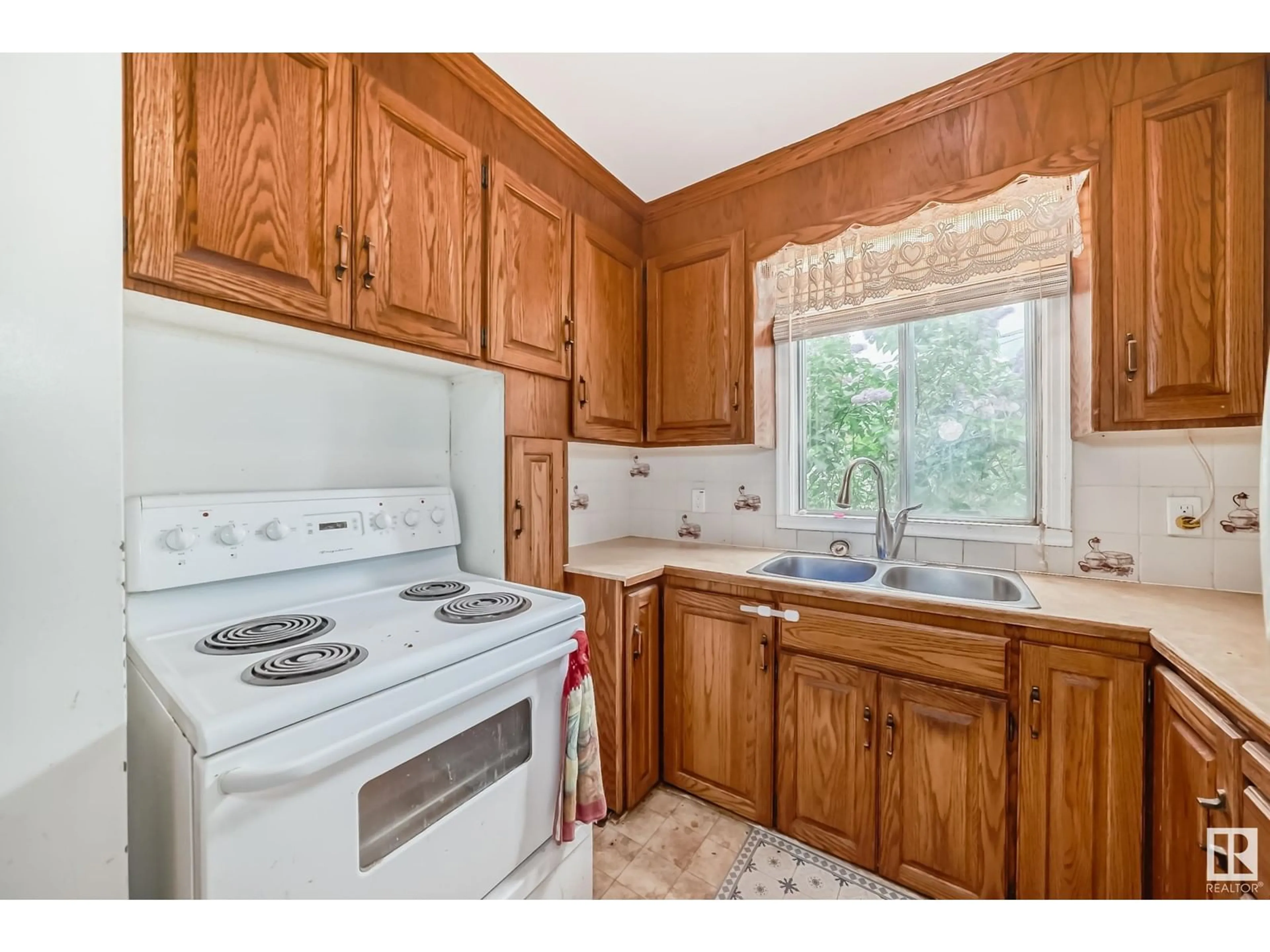 Standard kitchen, unknown for NW - 7927 89 AV, Edmonton Alberta T6C1N4