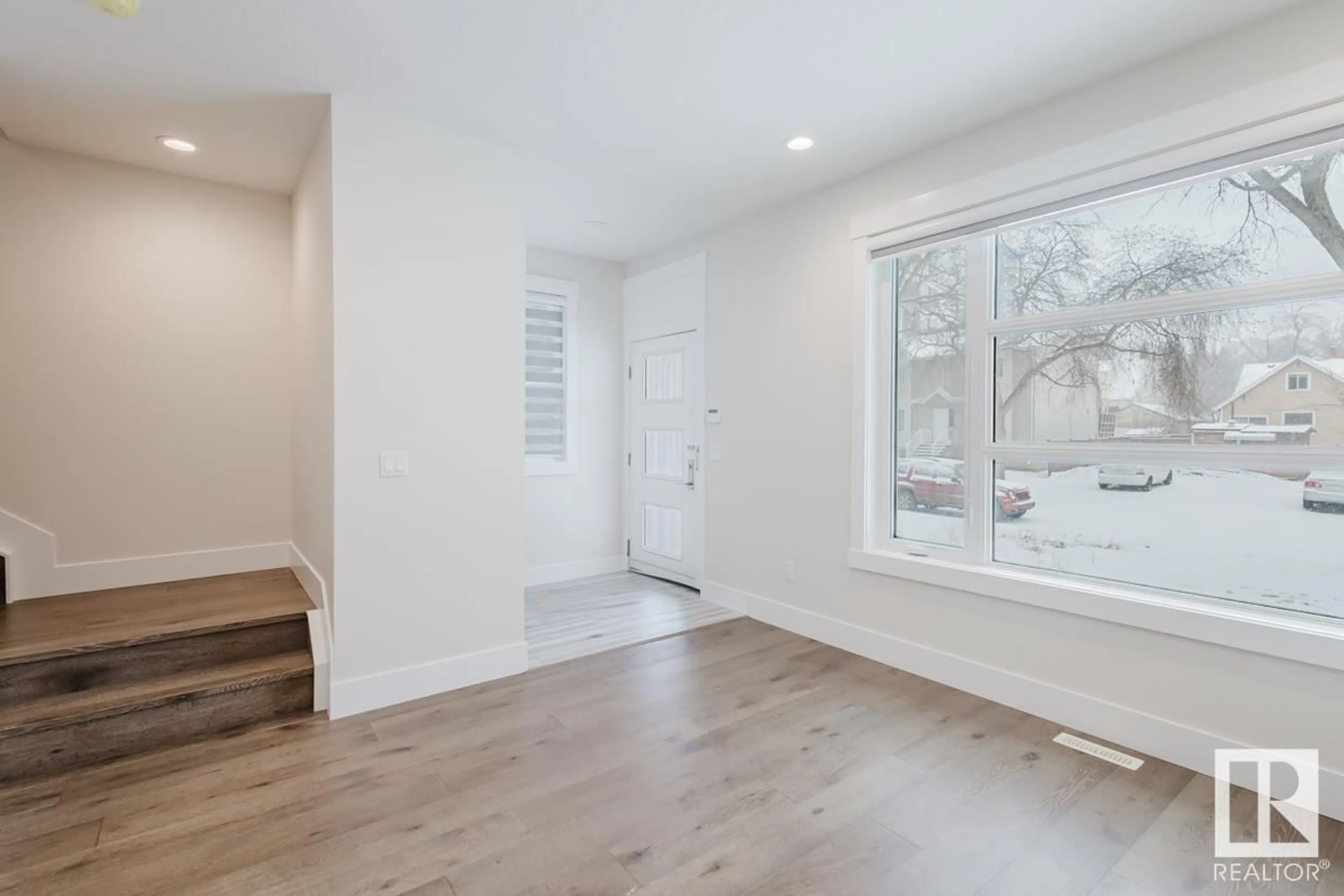 Indoor entryway for 11429 80 AV, Edmonton Alberta T6G0R6