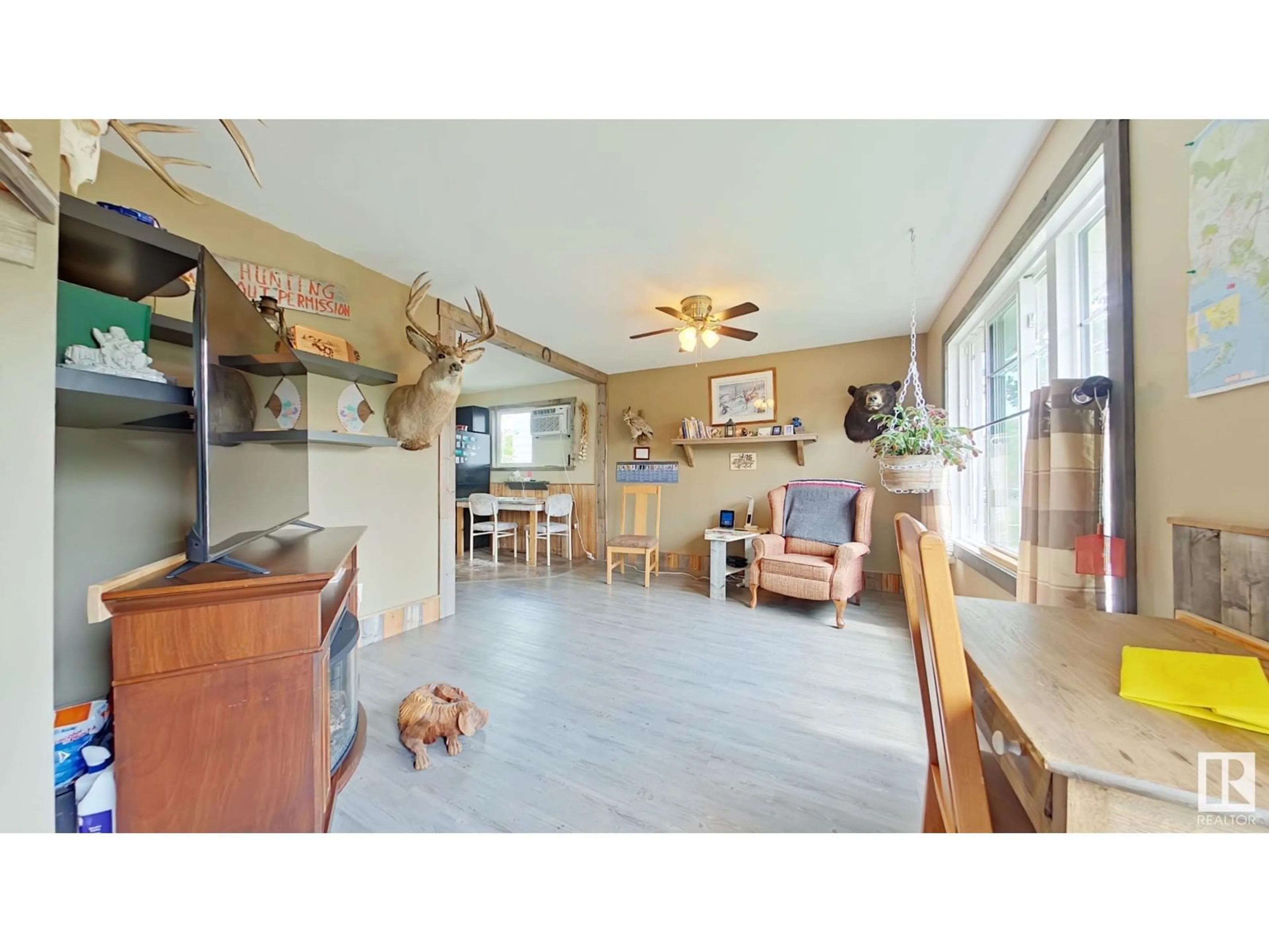 Open concept kitchen, unknown for 7124 80 AV, Edmonton Alberta T6B0C6