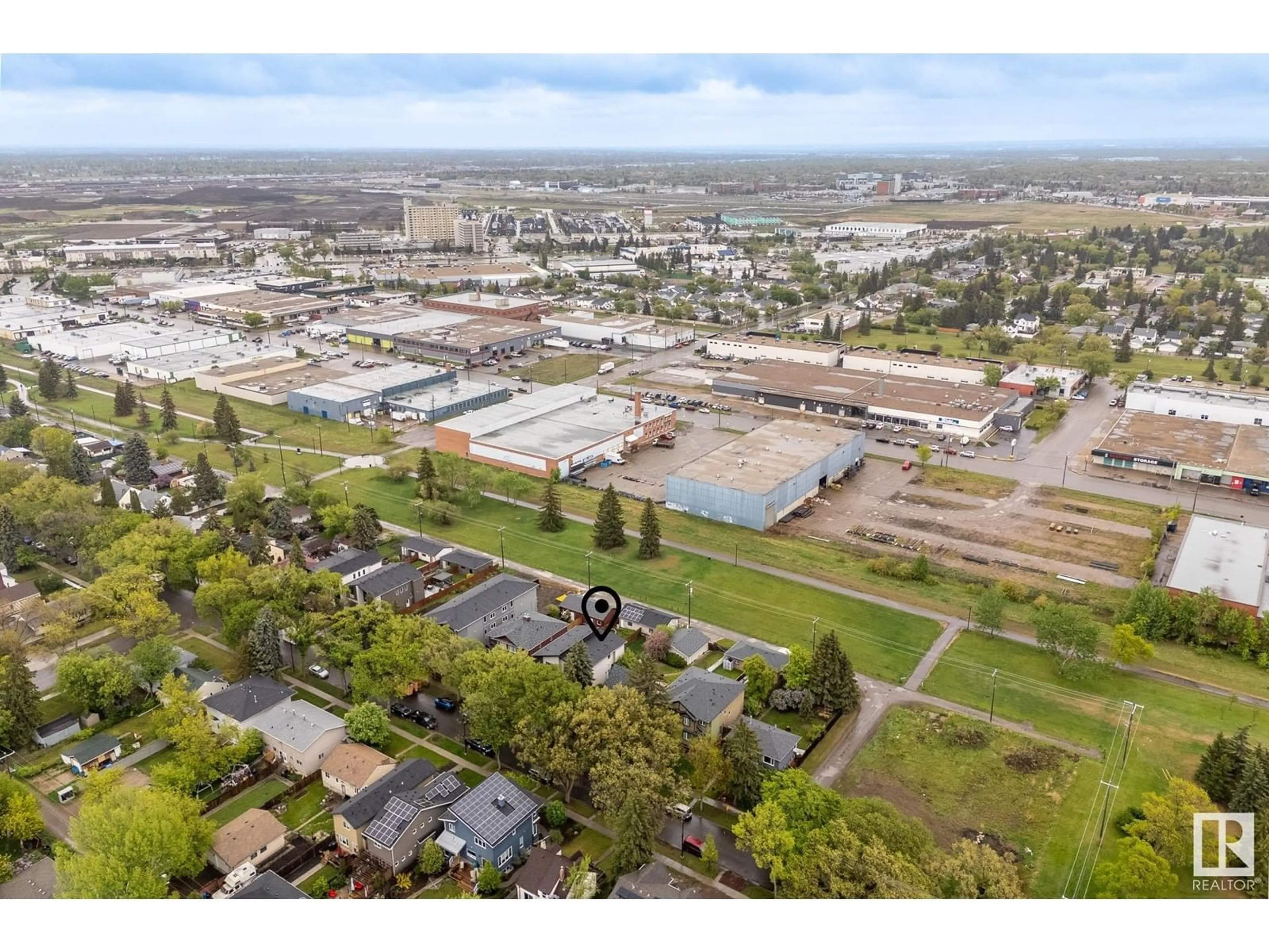 A pic from outside/outdoor area/front of a property/back of a property/a pic from drone, unknown for 11315 122 ST NW, Edmonton Alberta T5M0B6