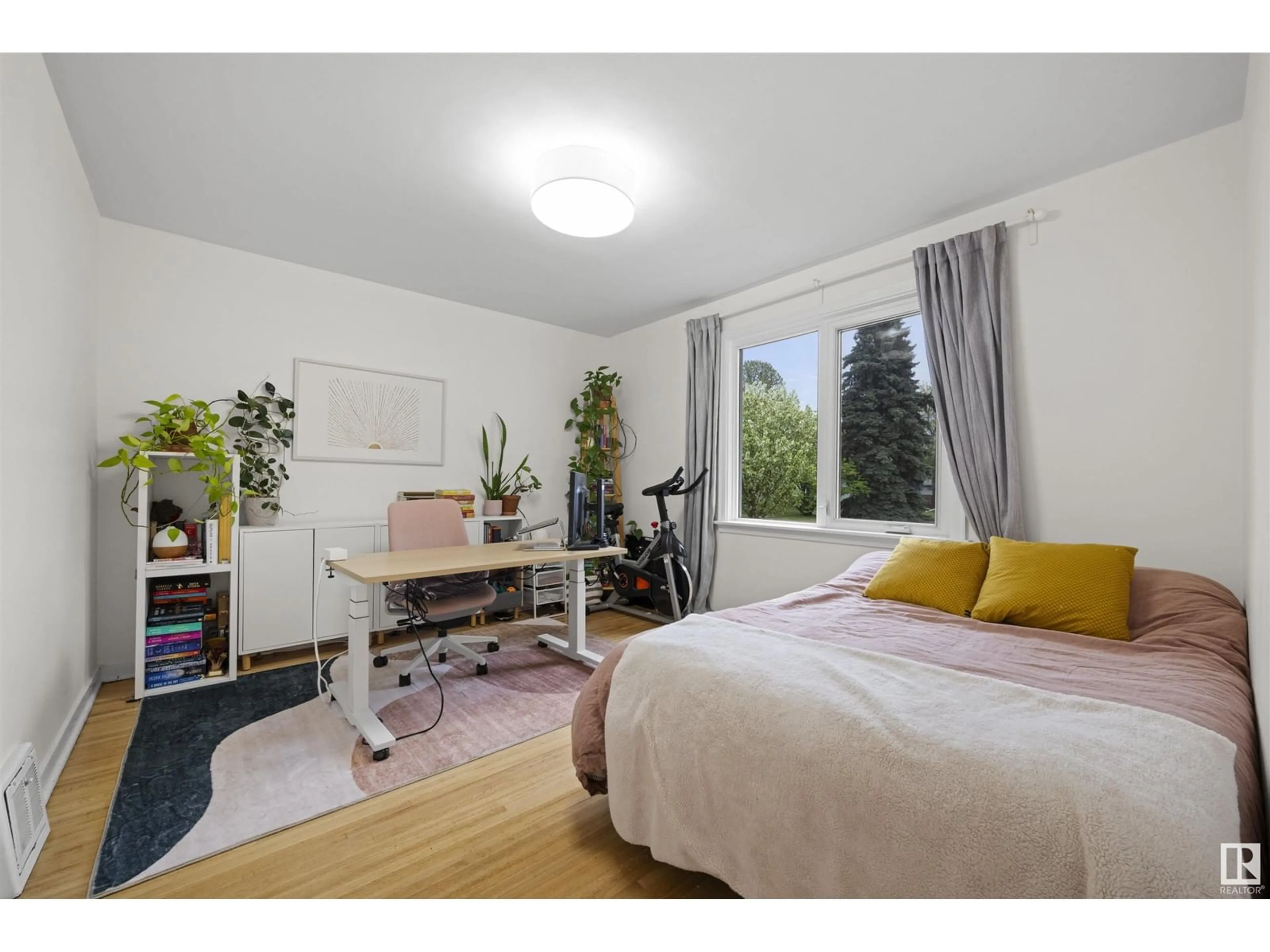 A pic of a room for 10966 117 ST, Edmonton Alberta T5H3N6