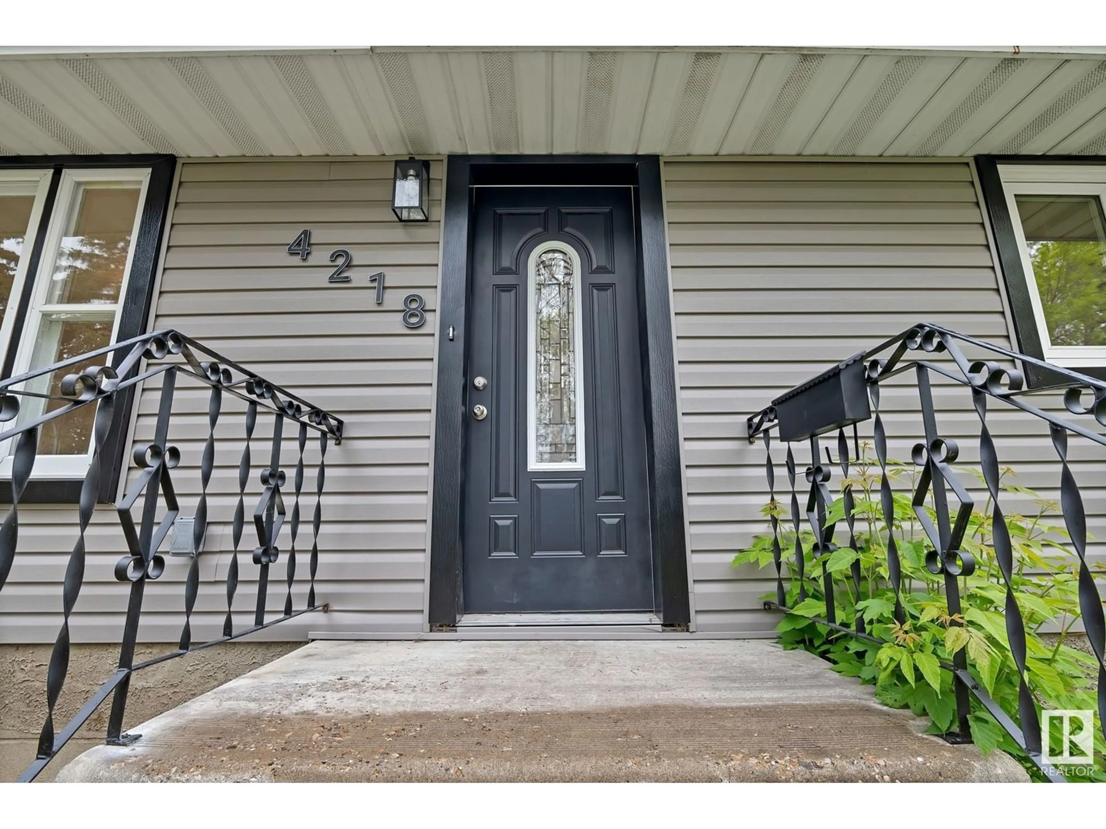 Indoor entryway for NW - 4218 117 AV, Edmonton Alberta T5W0Y4