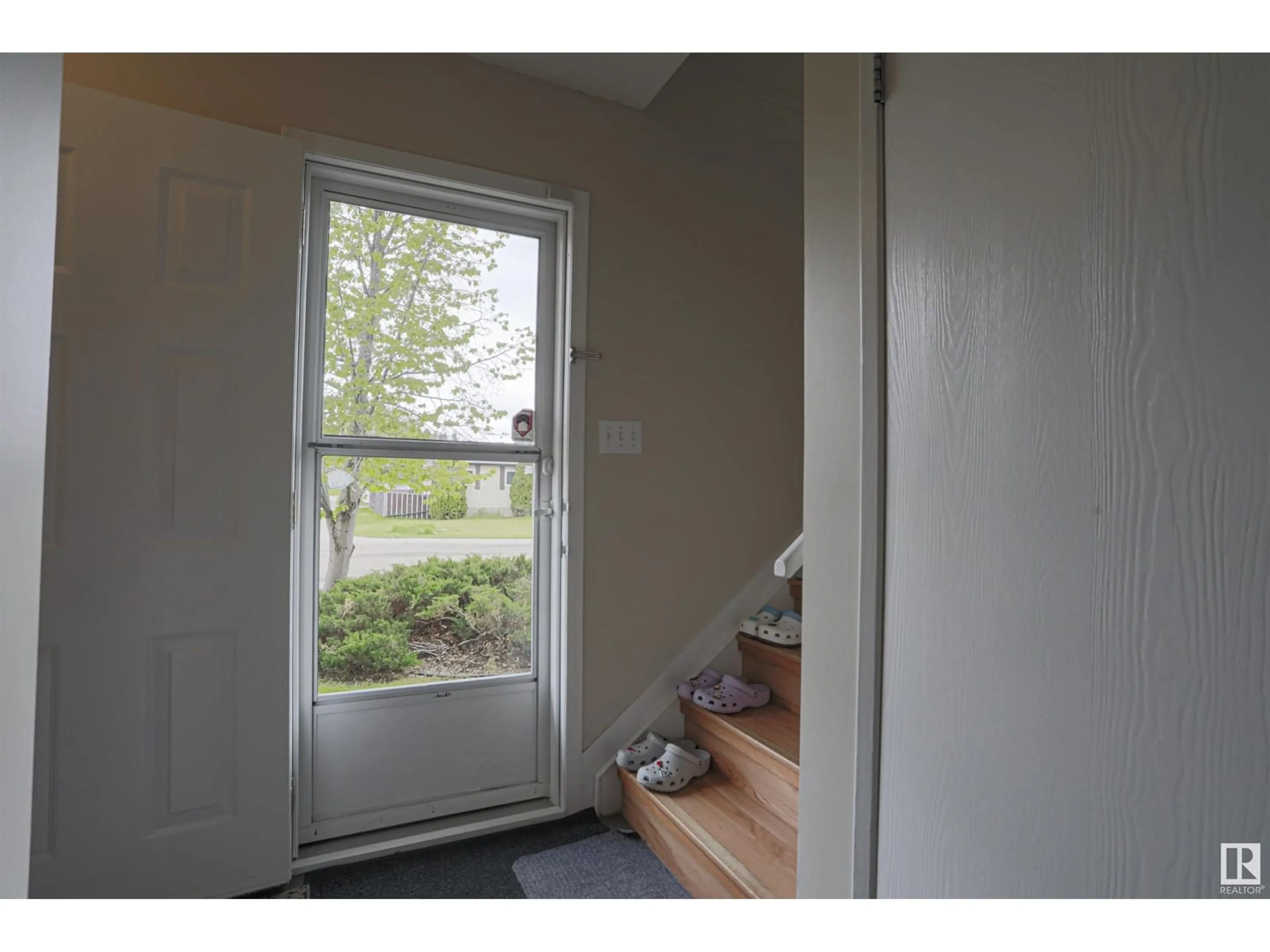 Indoor entryway for 2586 79 ST, Edmonton Alberta T6K3Y4