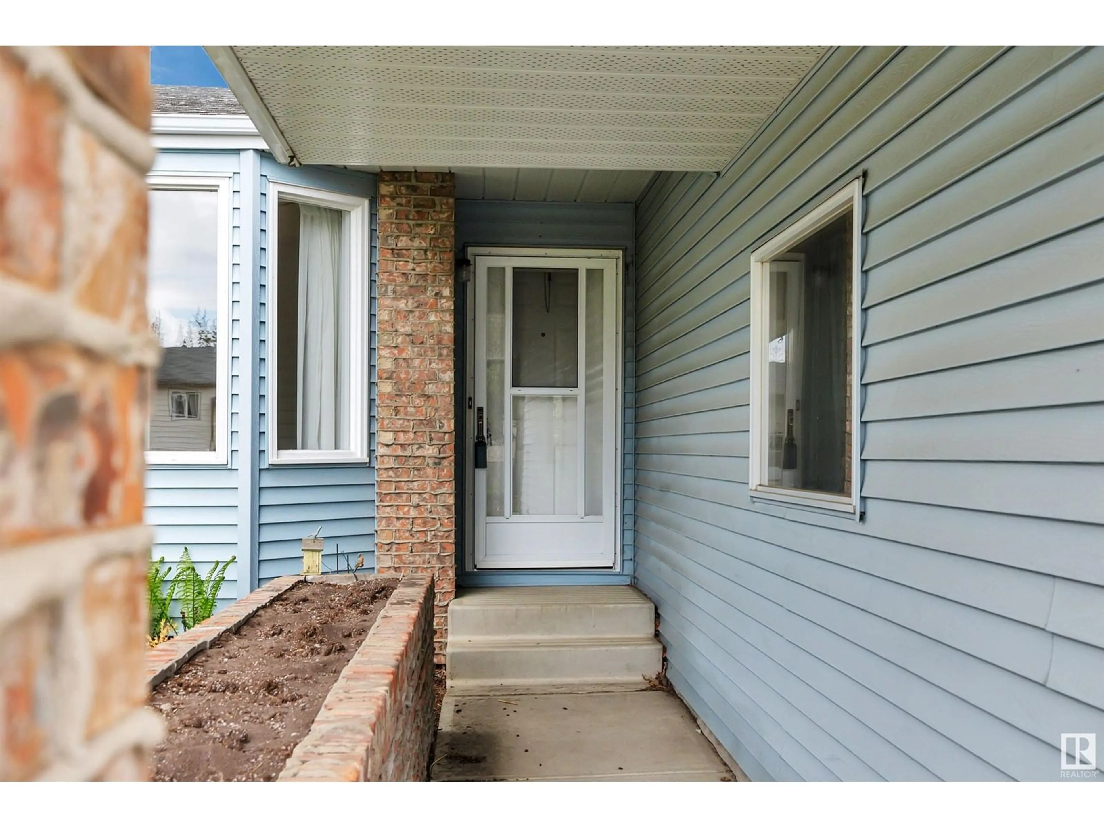 Indoor entryway for 3903 35 AV, Edmonton Alberta T6L5E7