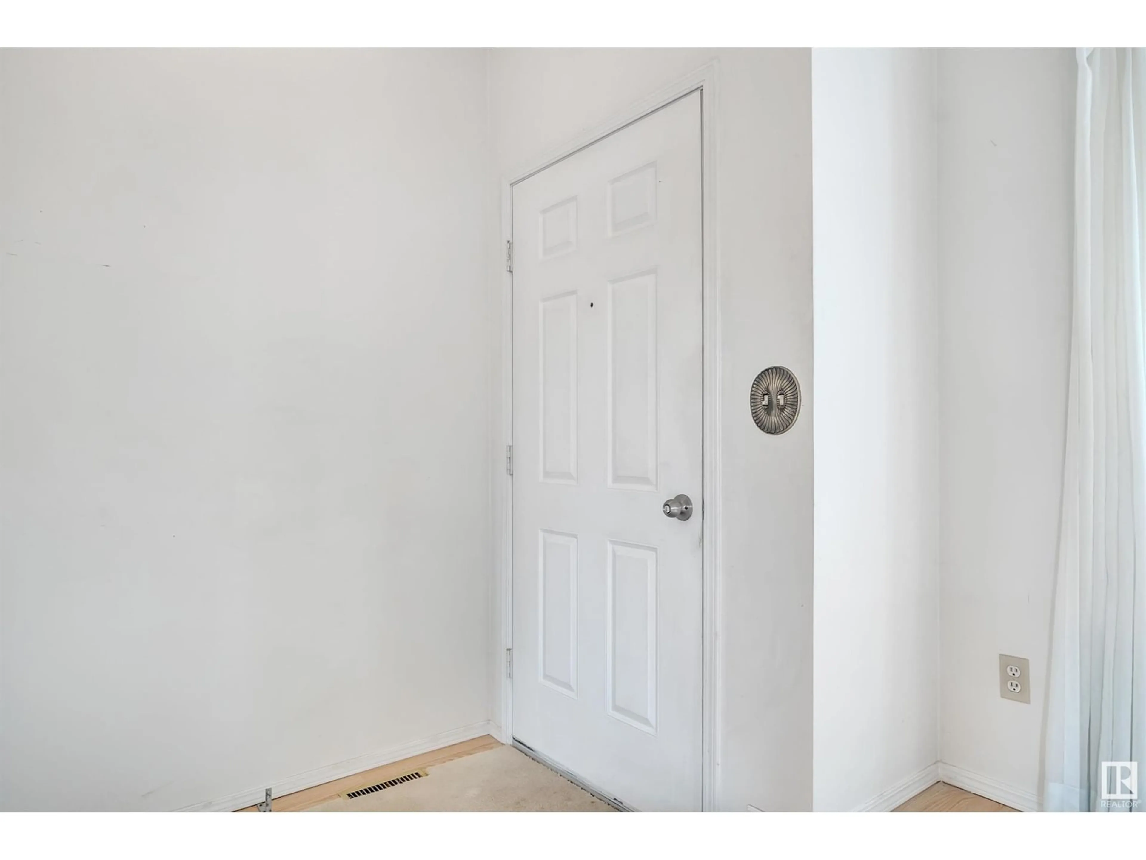 Indoor entryway for 3903 35 AV, Edmonton Alberta T6L5E7