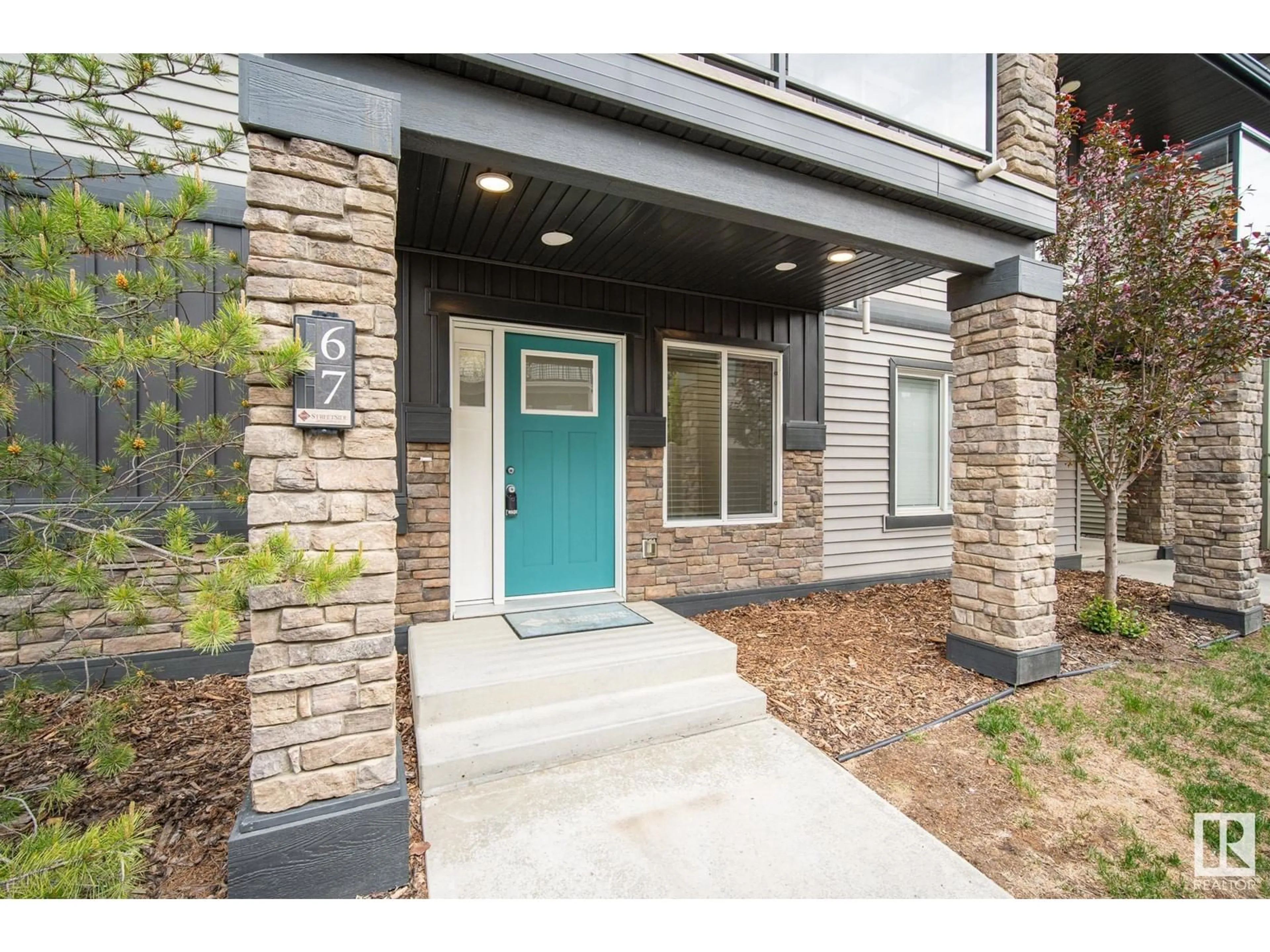 Indoor entryway for 1530 - 67 TAMARACK BV, Edmonton Alberta T6T0V7