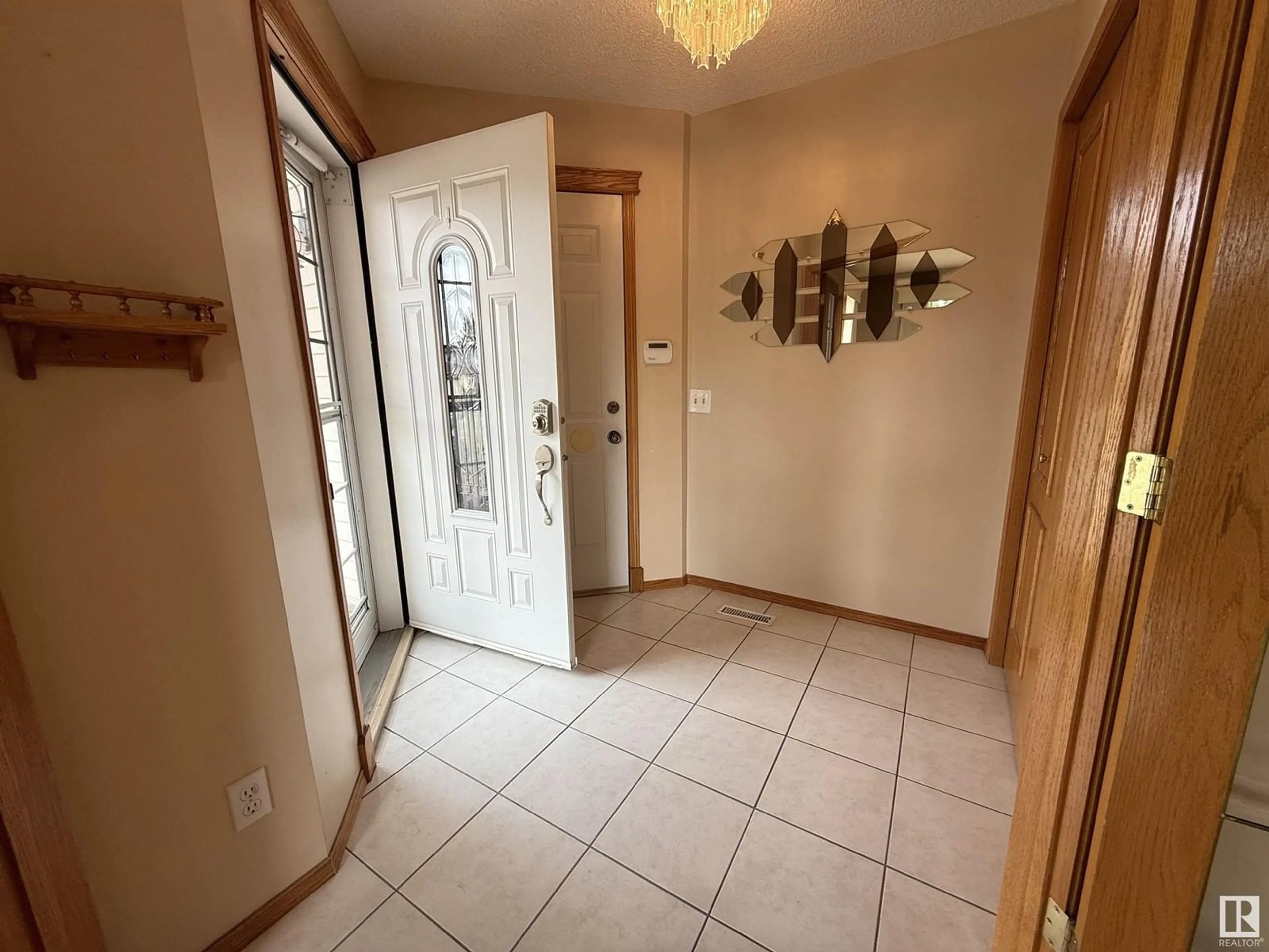 Indoor entryway for 43 AUGUSTA FAIRWAY CR, Stony Plain Alberta T7Z1Y7