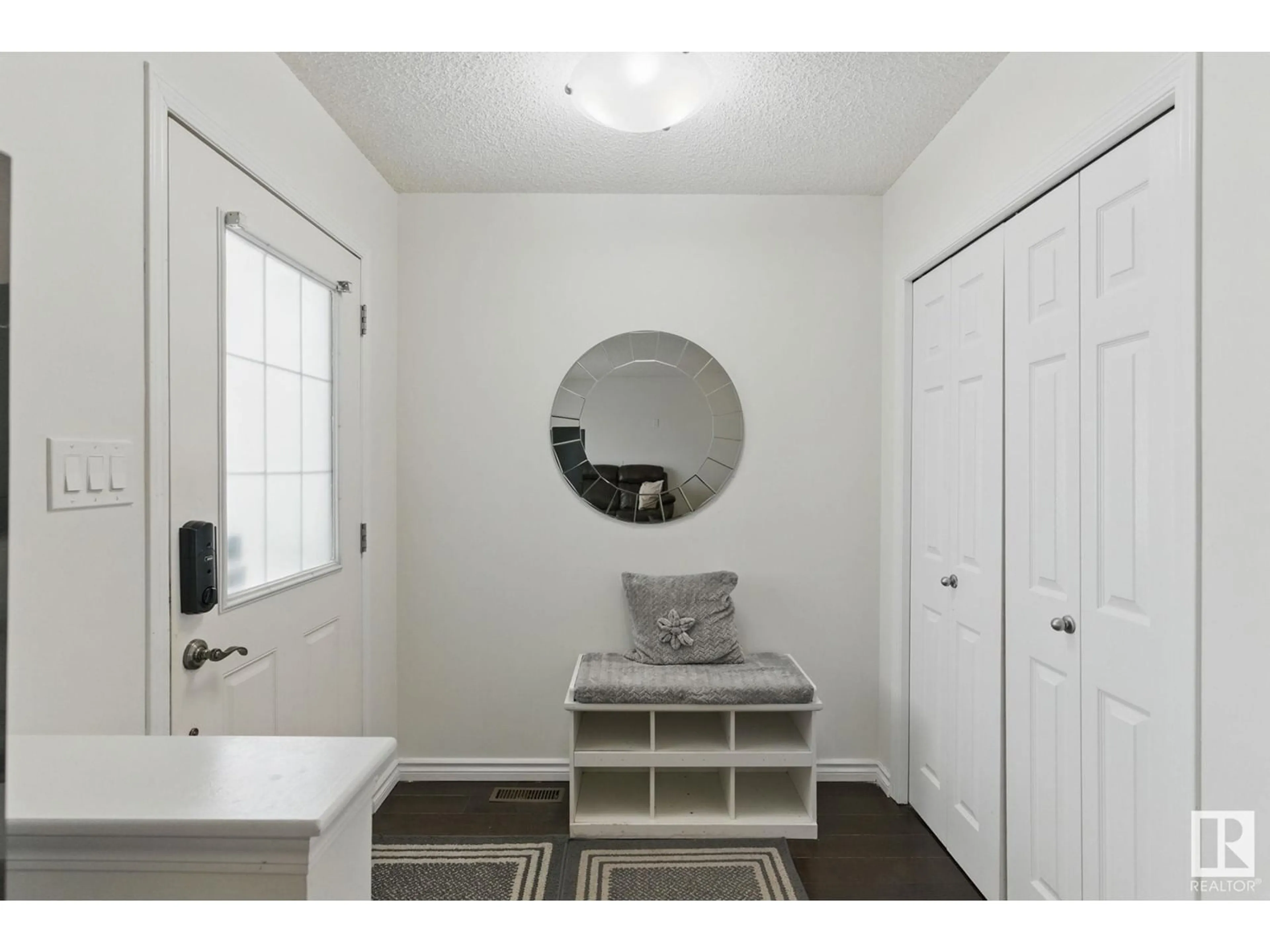 Indoor entryway for NW - 21327 89 AV, Edmonton Alberta T5T6V4