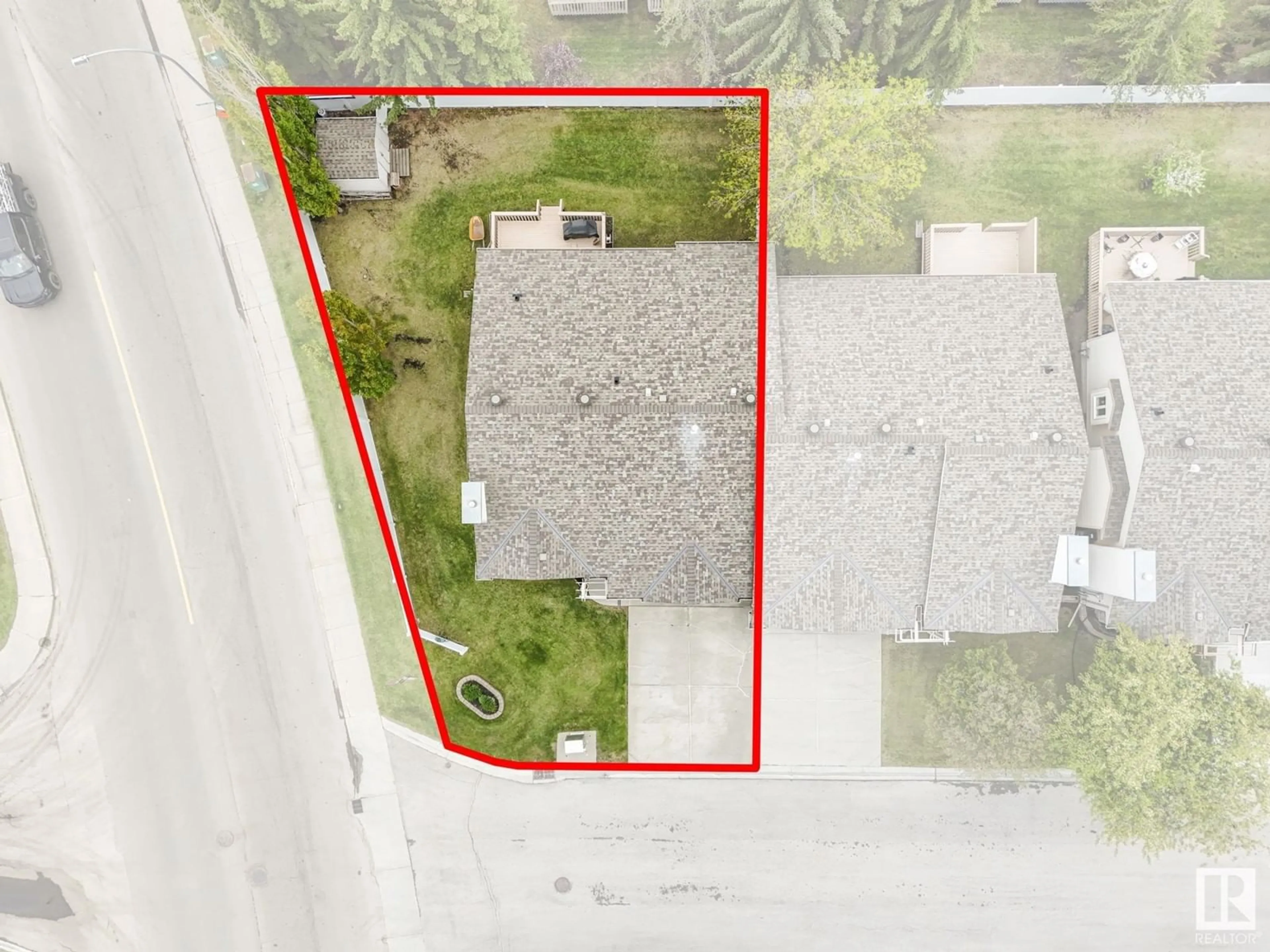 A pic from outside/outdoor area/front of a property/back of a property/a pic from drone, street for 8804 189 ST NW, Edmonton Alberta T5T6C3