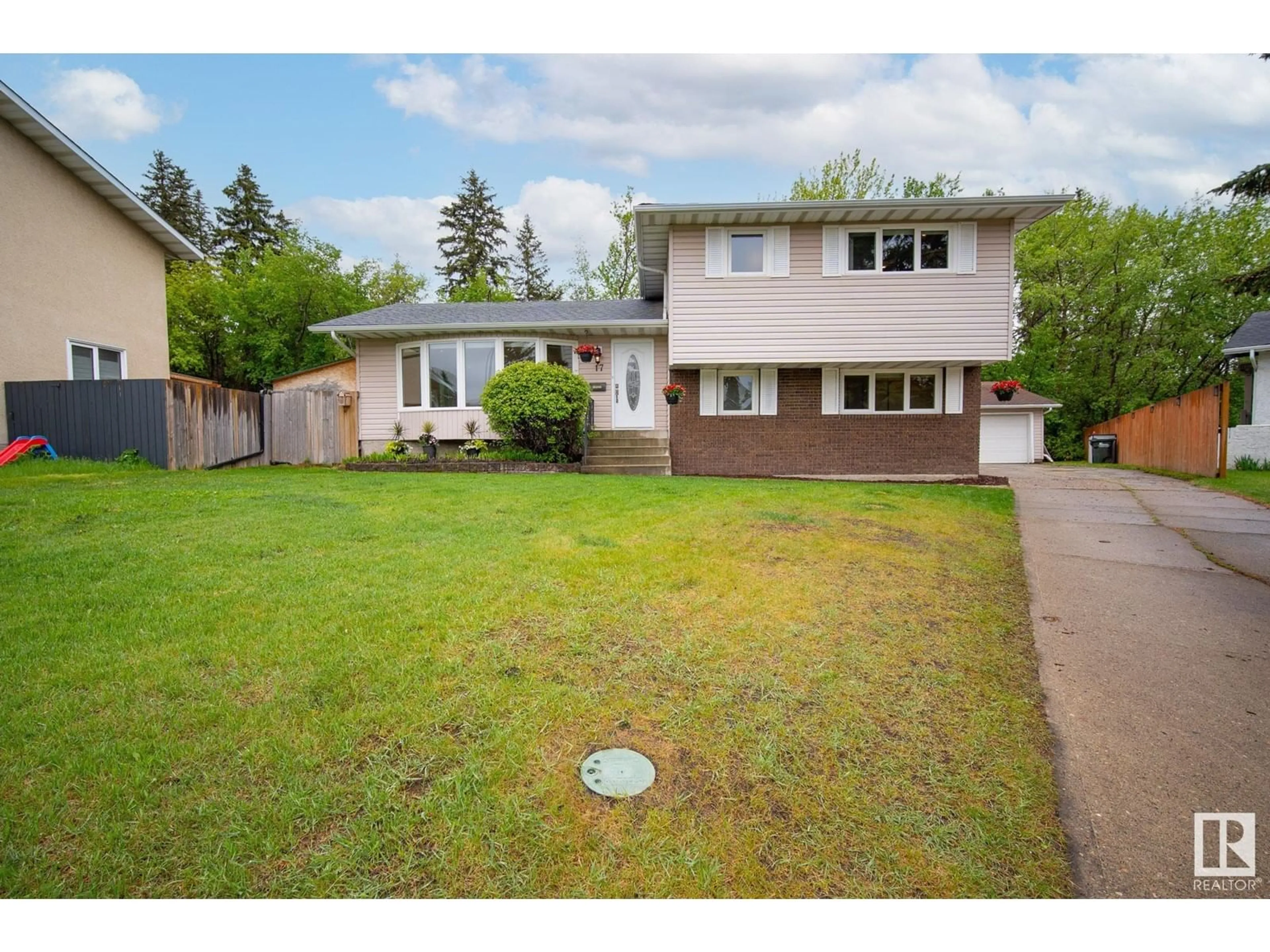 A pic from outside/outdoor area/front of a property/back of a property/a pic from drone, street for 17 MANCHESTER DR, Sherwood Park Alberta T8A0T3