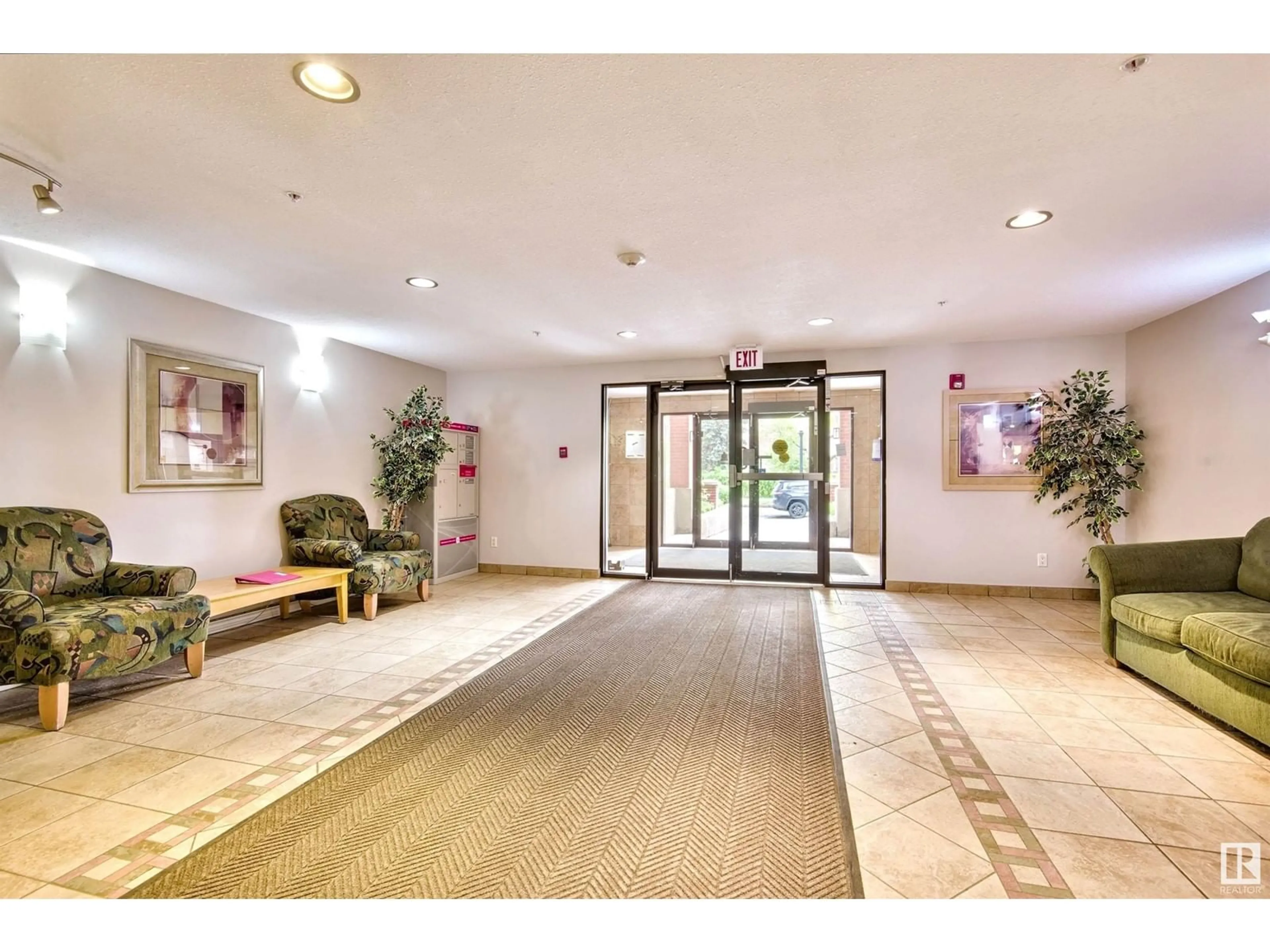 Indoor foyer for #403 - 9938 104 ST, Edmonton Alberta T5K2X7