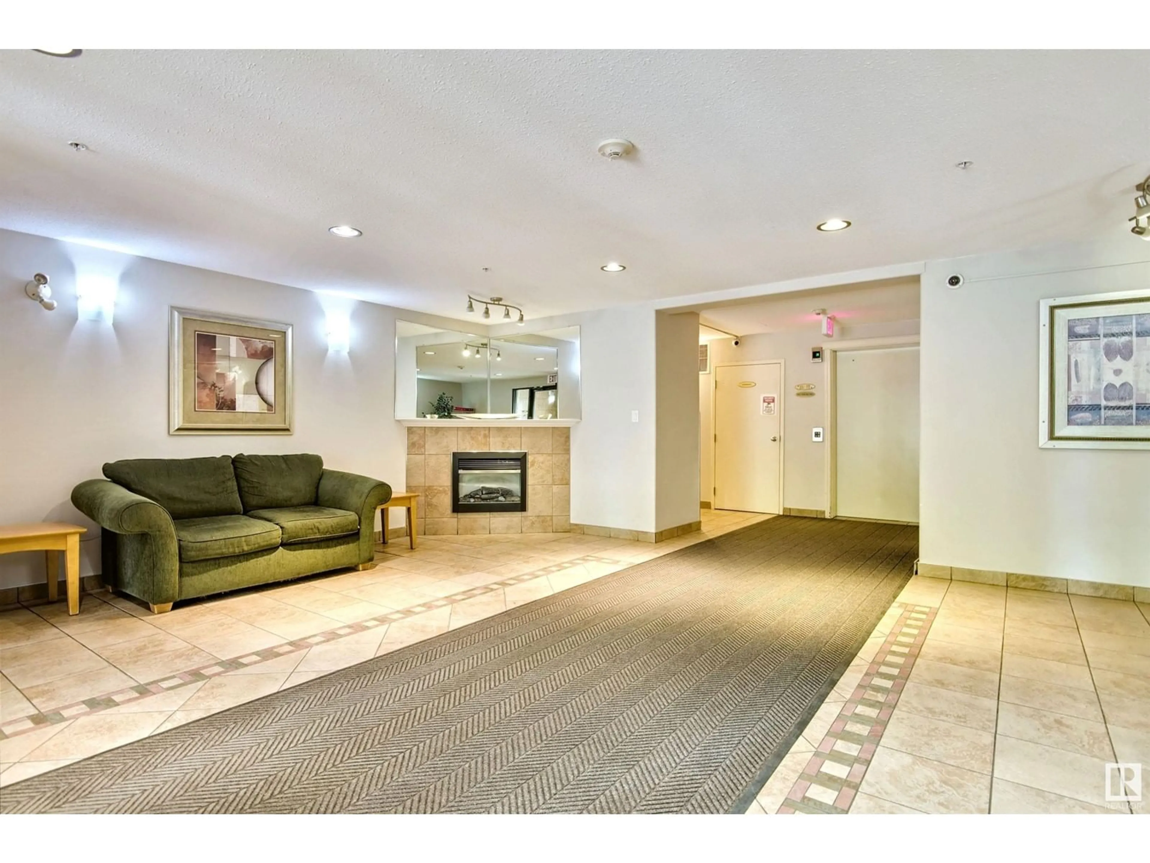 Lobby for #403 - 9938 104 ST, Edmonton Alberta T5K2X7