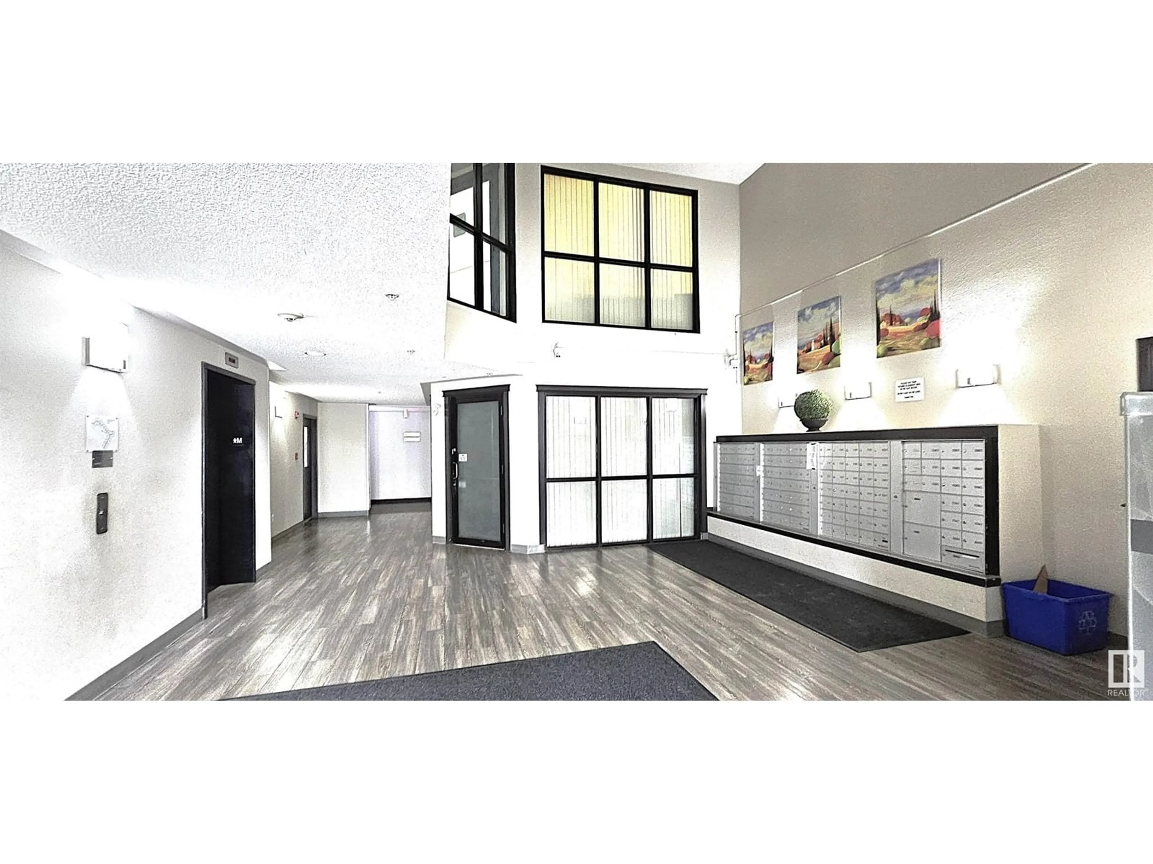 Indoor foyer for 1310 CLAREVIEW STATION DR, Edmonton Alberta T5Y0E6