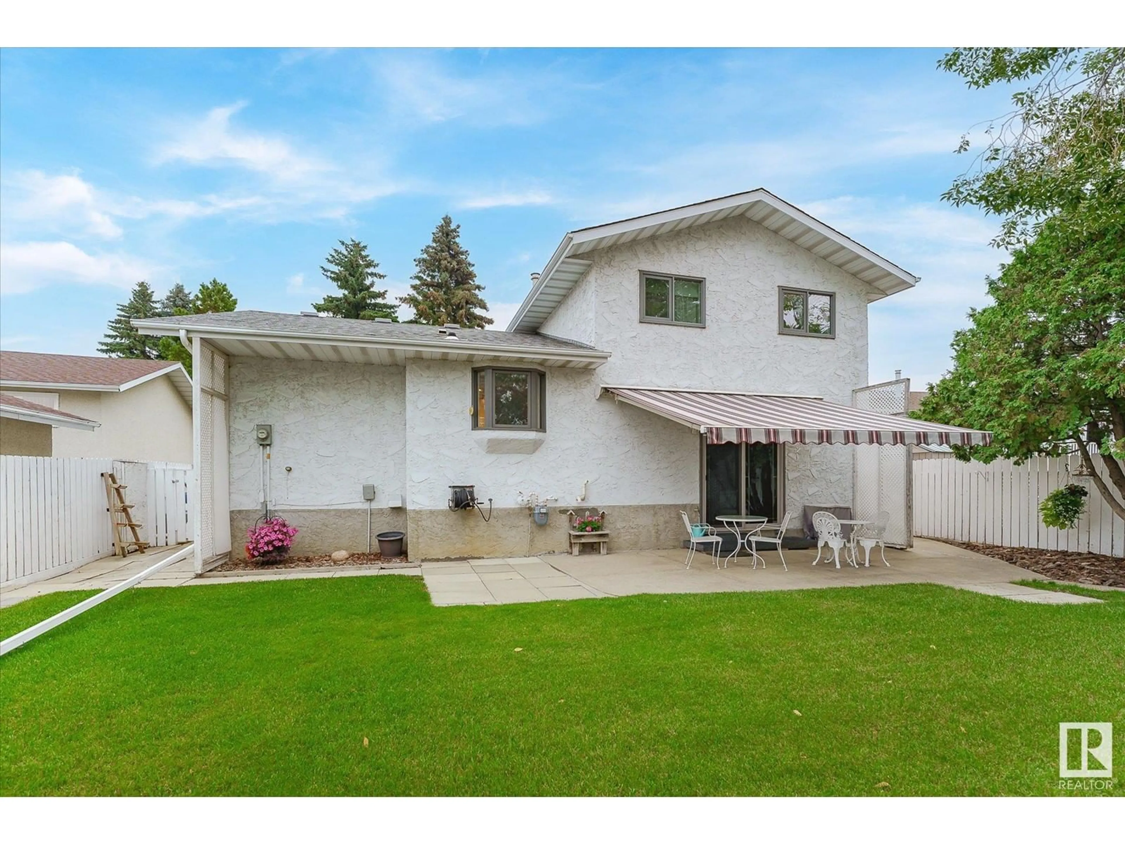 Home with vinyl exterior material, street for 8 WAVERLEY CR, Spruce Grove Alberta T7X1N4