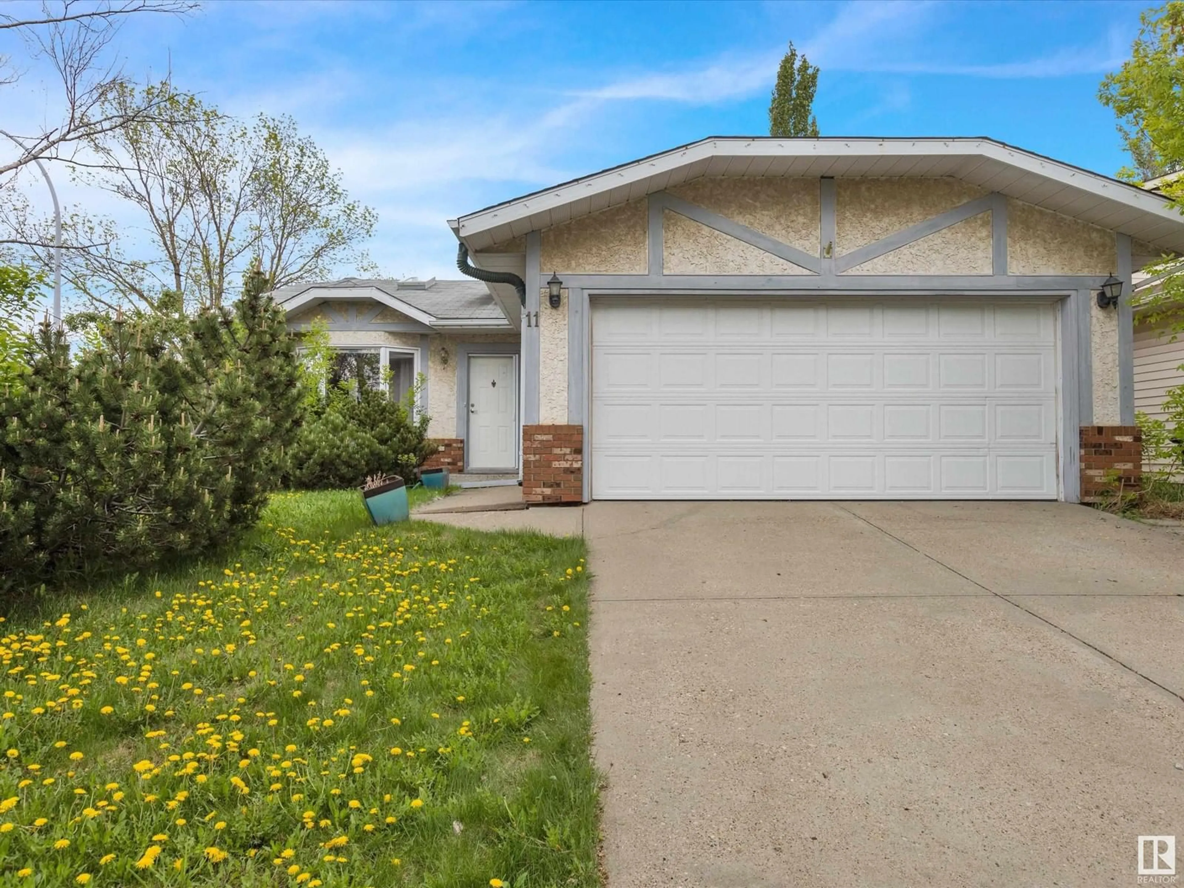 Home with vinyl exterior material, street for 11 COACHMAN WY, Sherwood Park Alberta T8H1C5