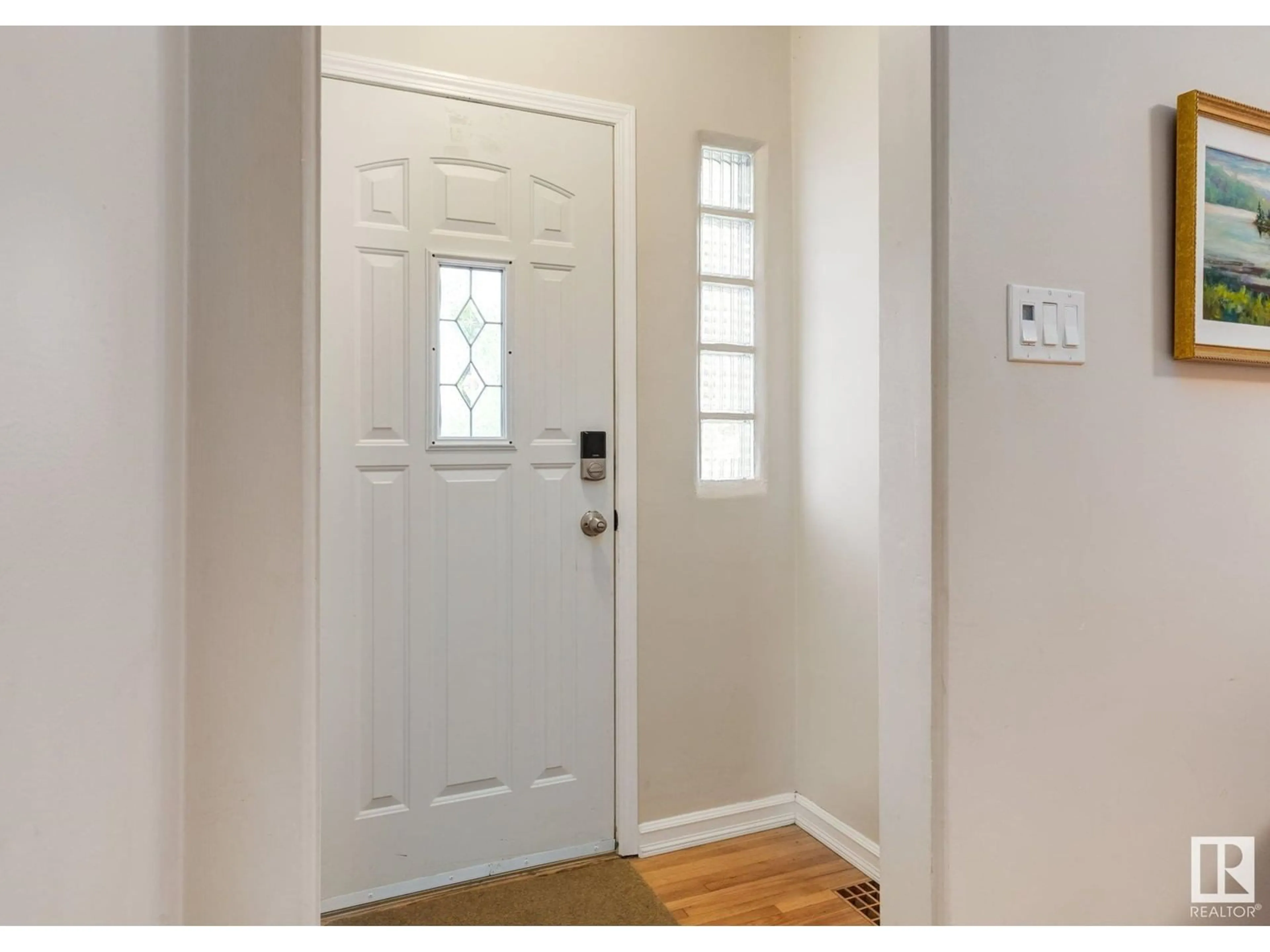Indoor entryway for 11454 79 AV, Edmonton Alberta T6G0P6