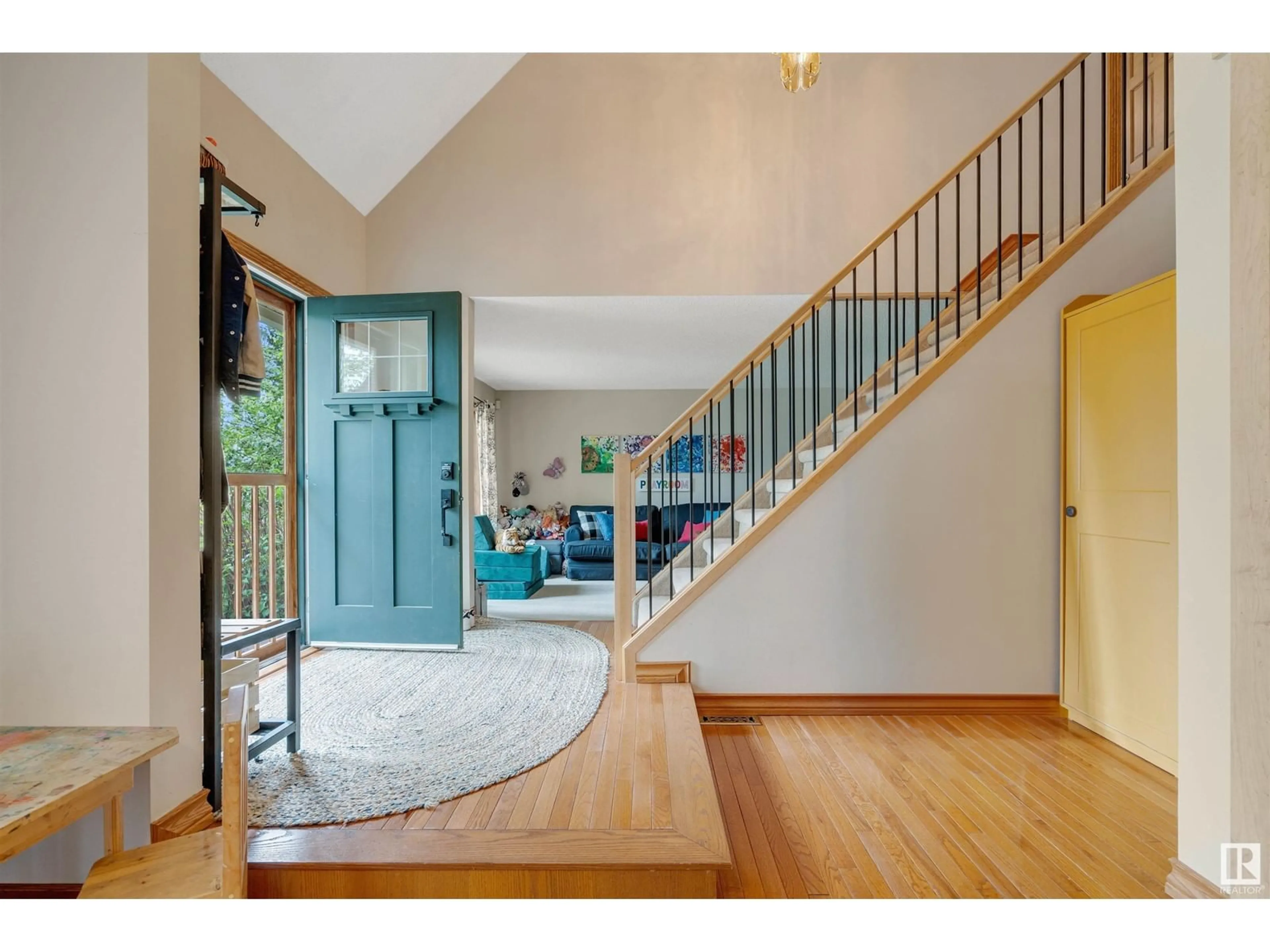 Indoor entryway for 24 MANOR VIEW CR, Rural Sturgeon County Alberta T8T0C7