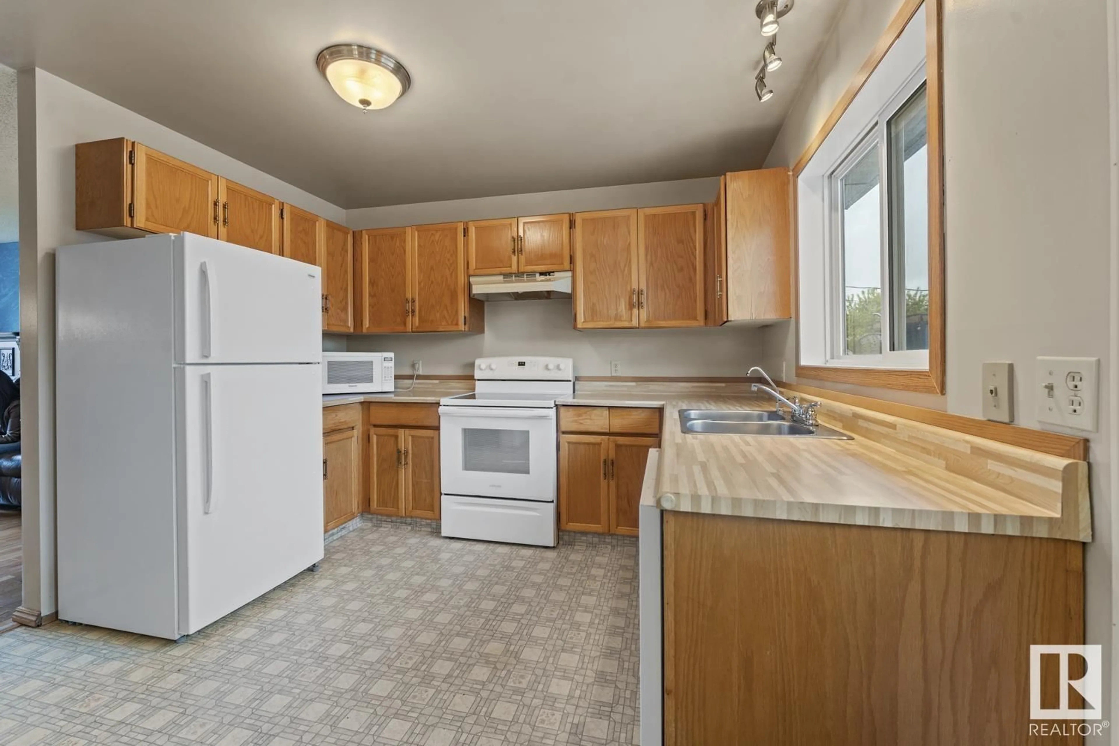 Standard kitchen, unknown for 5009 48 AV, Fort Kent Alberta T0A1H0