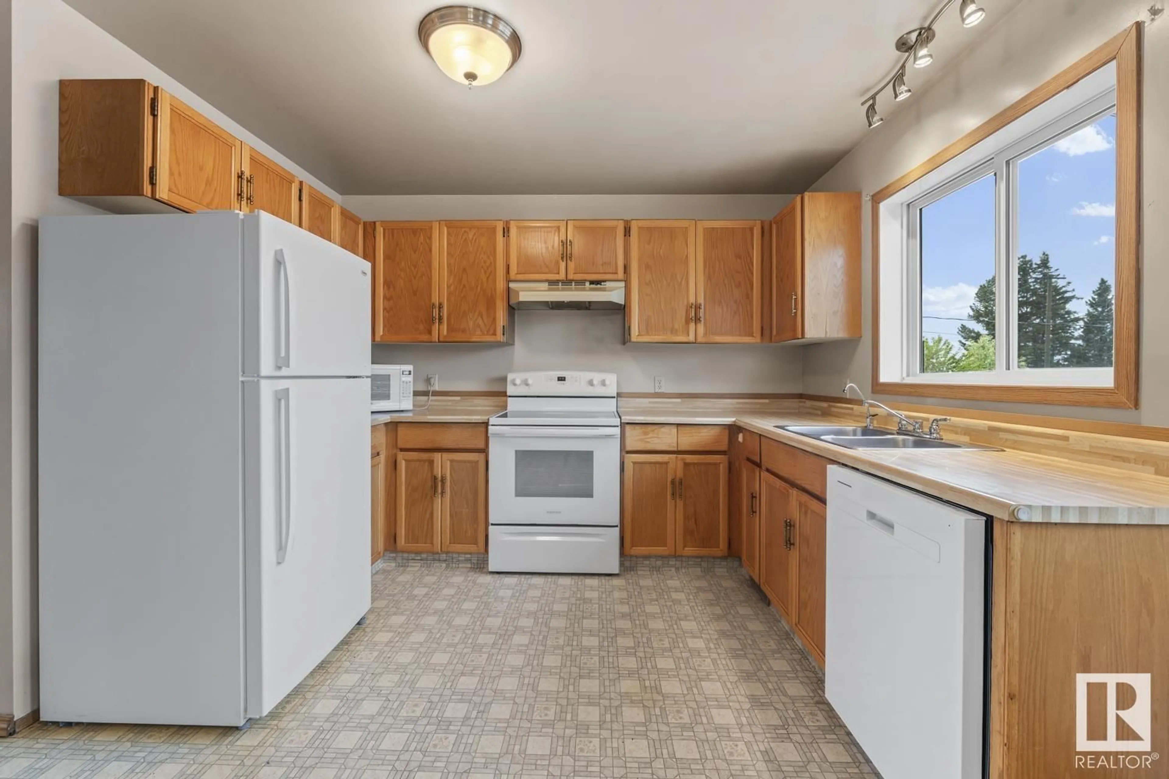 Standard kitchen, unknown for 5009 48 AV, Fort Kent Alberta T0A1H0