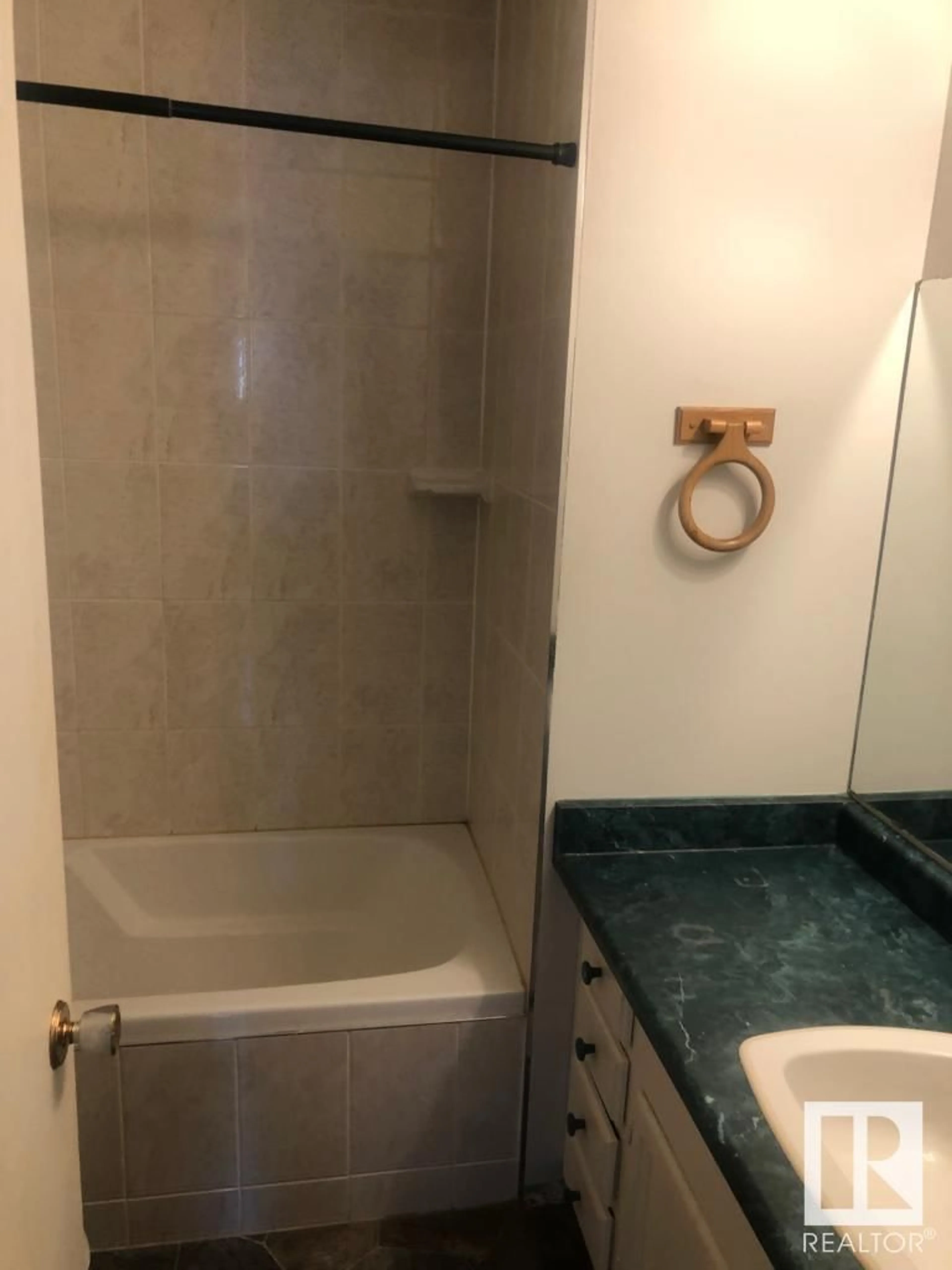 Standard bathroom, ceramic/tile floor for 8103 14 AV, Edmonton Alberta T6K1X3