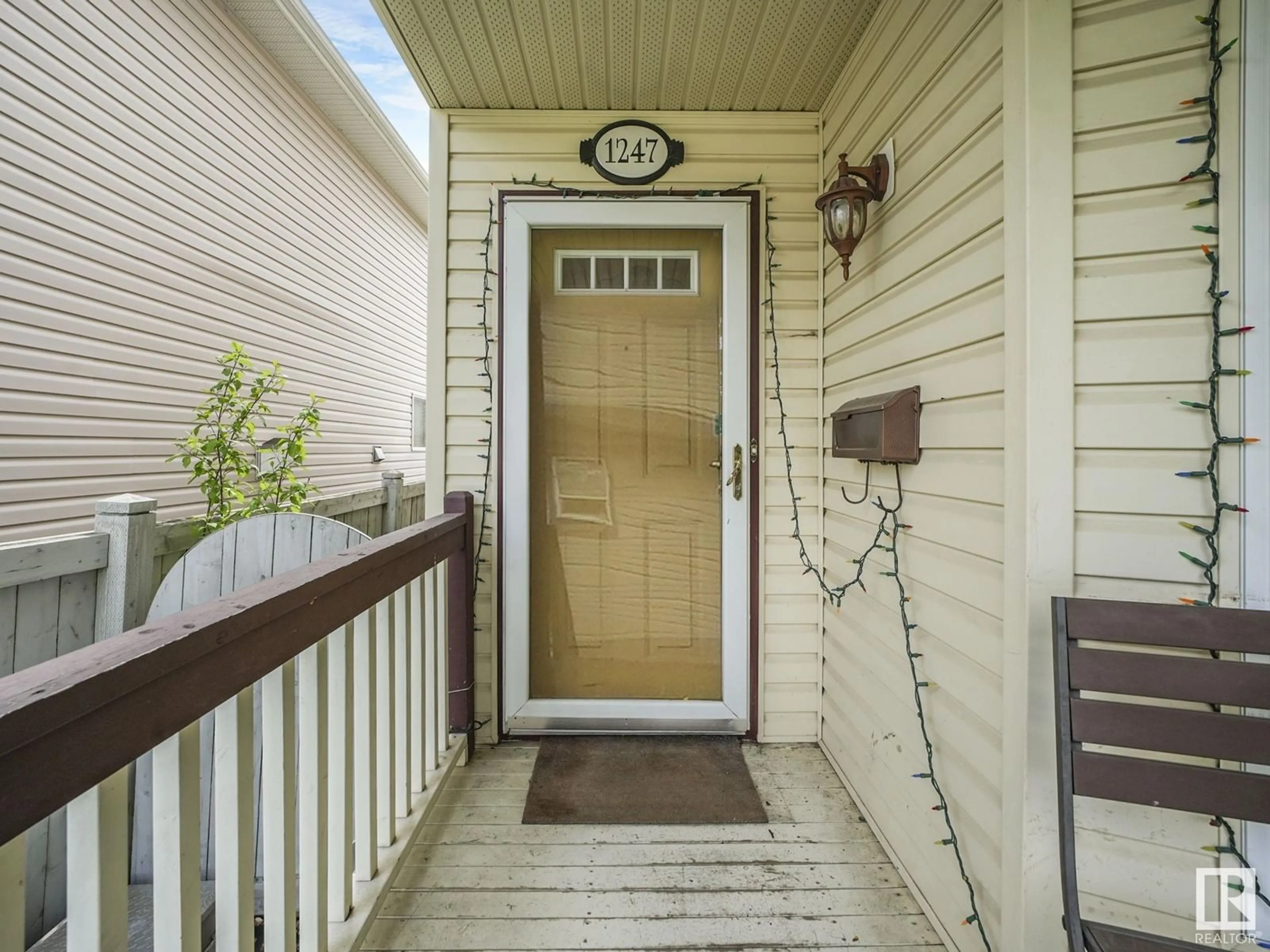Indoor entryway for 1247 GILLESPIE CR, Edmonton Alberta T5T6M6
