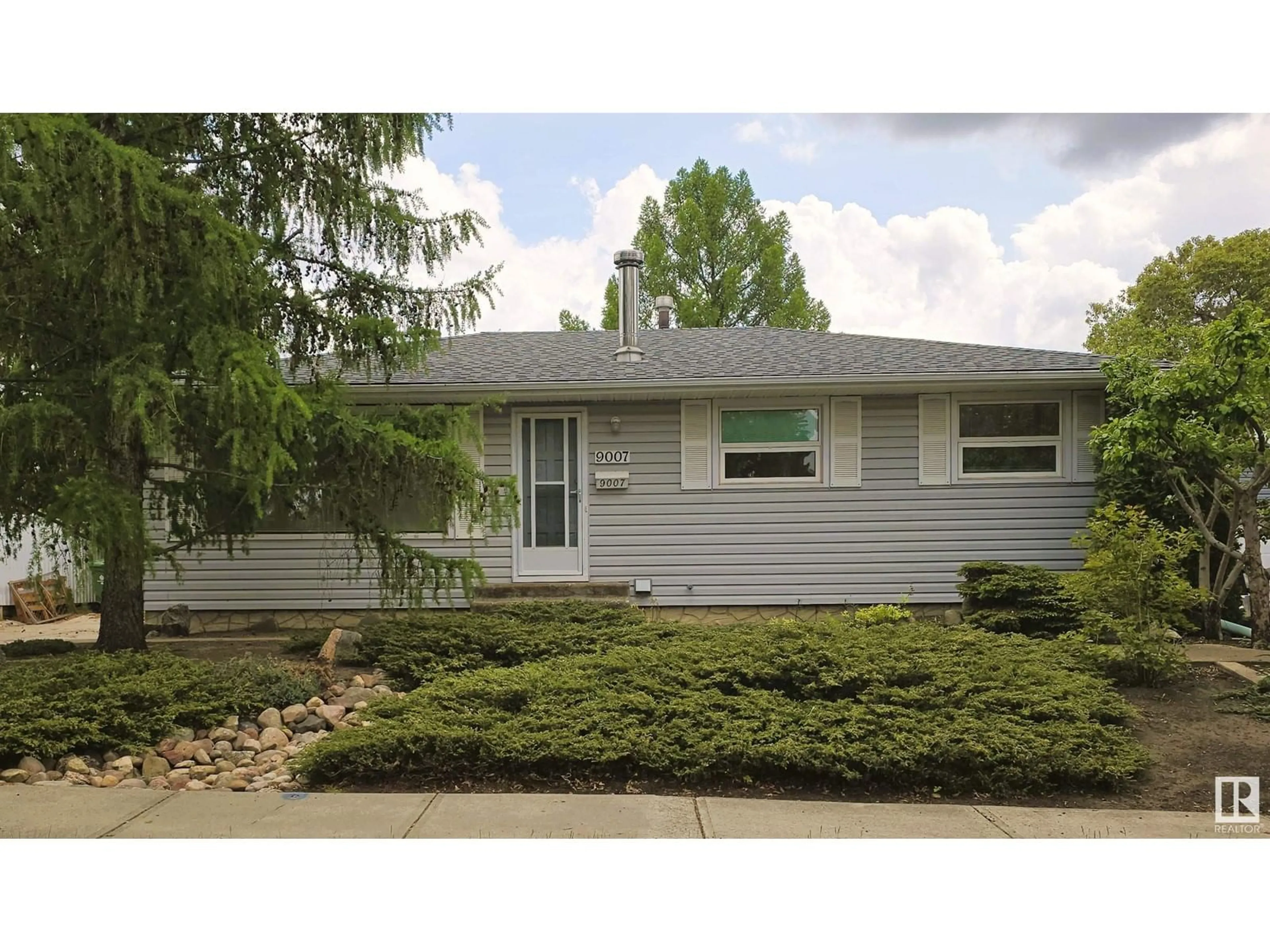 Home with vinyl exterior material, street for 9007 96 AV, Fort Saskatchewan Alberta T8L1E6