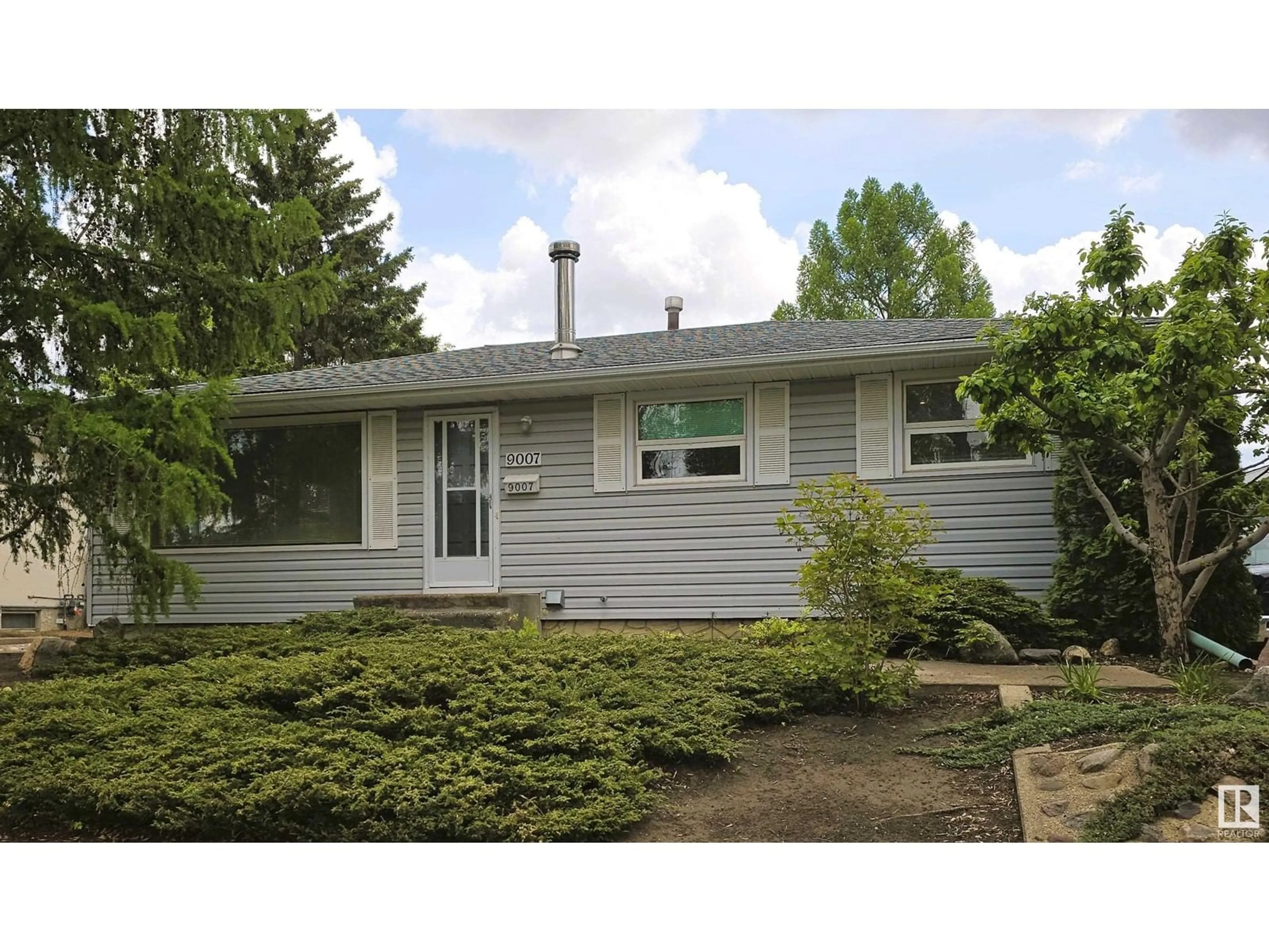 Home with vinyl exterior material, street for 9007 96 AV, Fort Saskatchewan Alberta T8L1E6