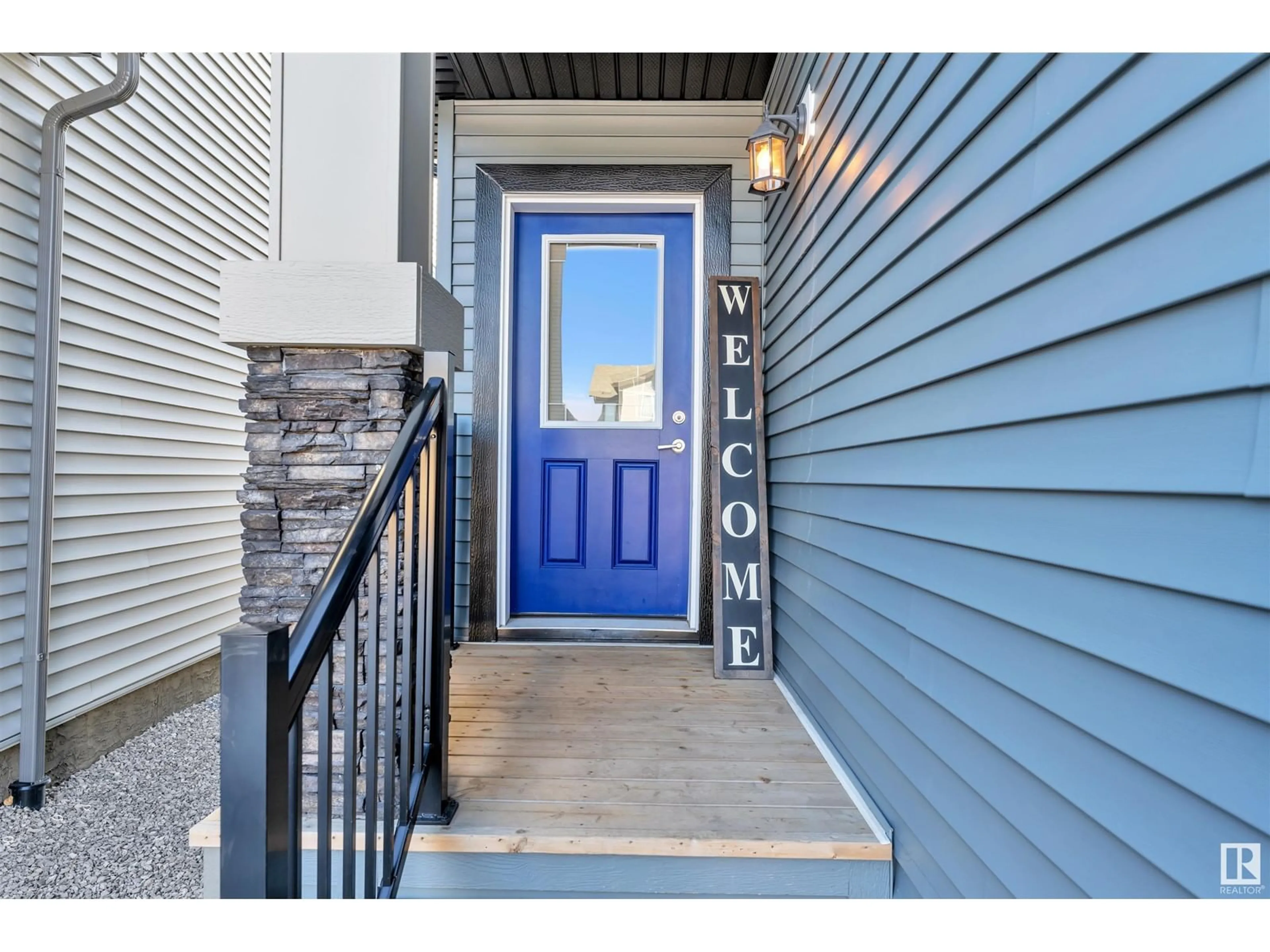 Indoor entryway for 1053 CHRISTIE VS, Edmonton Alberta T6W4W8