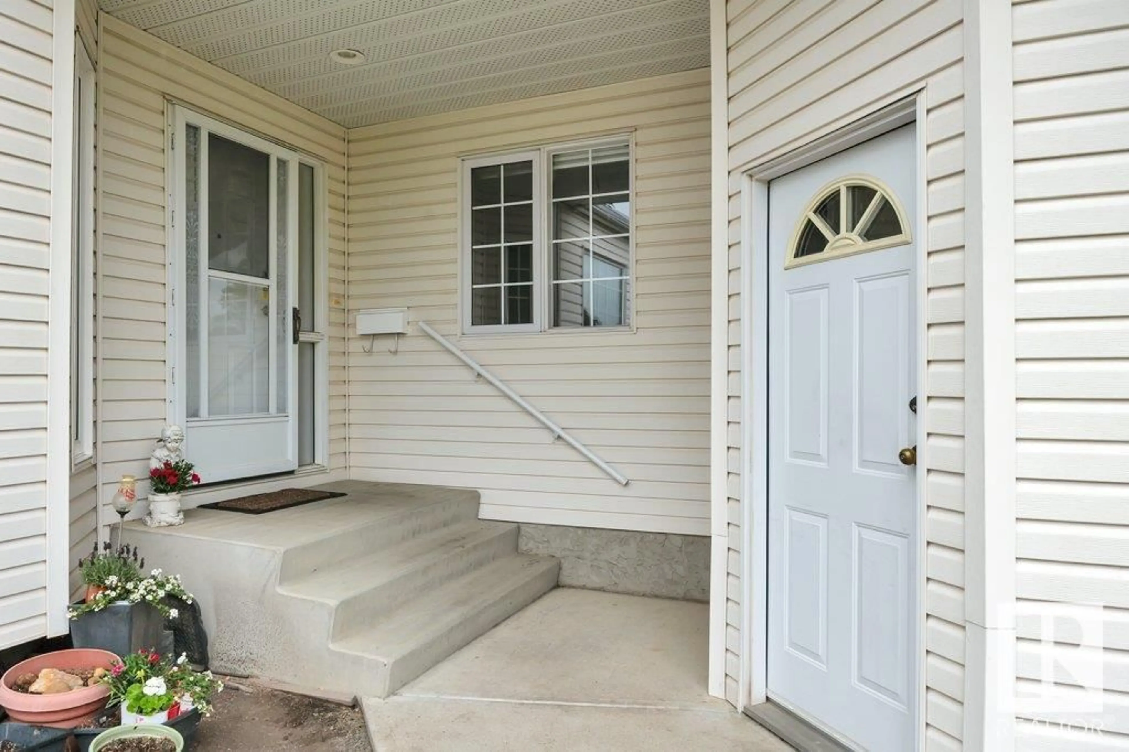Indoor entryway for 111 RAVINE VI, Leduc Alberta T9E6R1