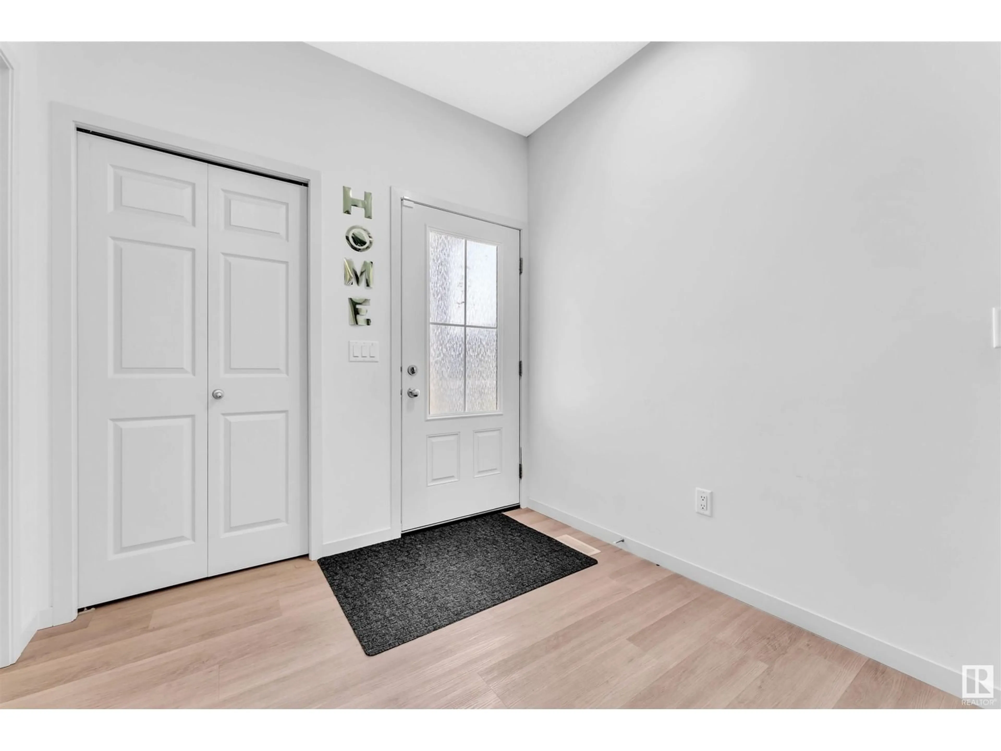 Indoor entryway for 22930 96A AV, Edmonton Alberta T5T7R3
